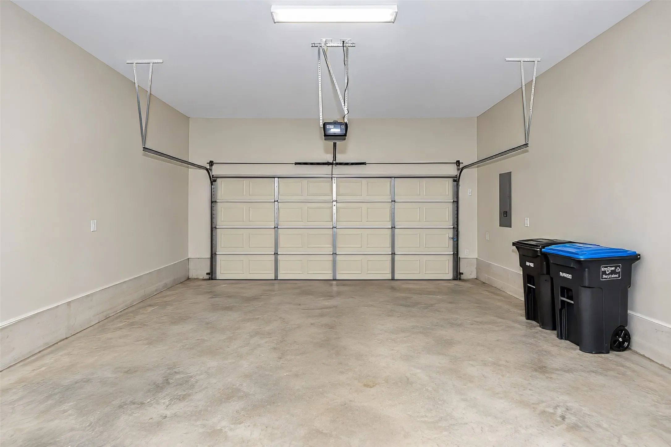 Townhouse For Rent in Tarrant County , 6308 Oakbend Circle, Fort Worth, Texas 76132, 3 Bedroom, 3 Bathroom, 2 Garage spaces, 1,999 Sqft, built in 2020, mls#21393340, Real Estate Agent in Fort Worth, Homes For Rent in Tarrant county, Homes For Rent in Fort Worth, Realtor in Fort Worth Texas, Real Estate Brokerage Independent Realty Texas, Luminita Cordes Realtor
