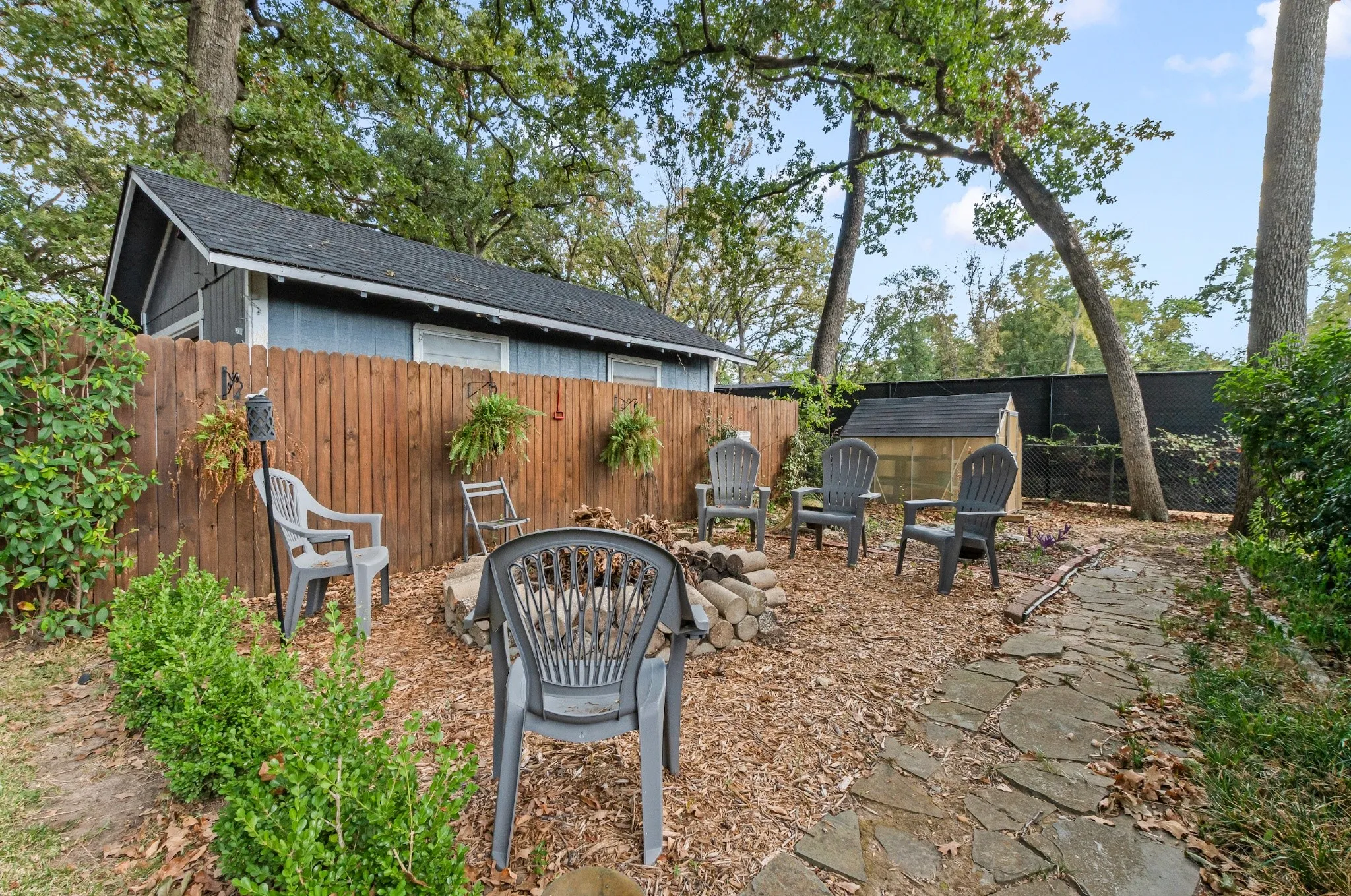 Single Family Residence For Sale in Henderson County , 303 S Bay Circle, Mabank, Texas 75156, 3 Bedroom, 1 Bathroom, Garage spaces, 960 Sqft, built in 1988, mls#21397630, Real Estate Agent in Mabank, Homes For Sale in Henderson county, Homes For Sale in Mabank, Realtor in Mabank Texas, Real Estate Brokerage Independent Realty Texas, Luminita Cordes Realtor