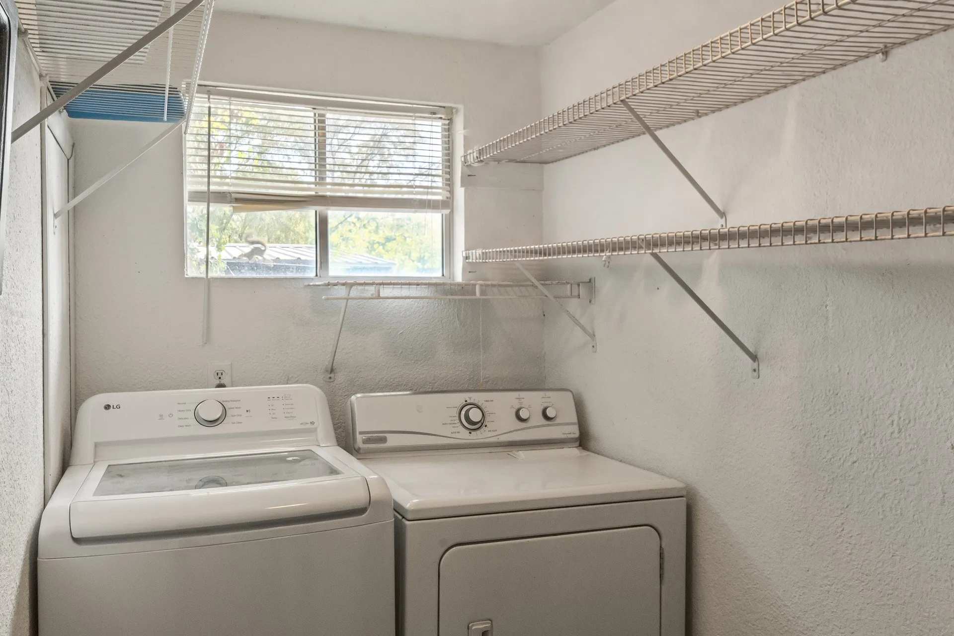 Single Family Residence For Sale in Henderson County , 303 S Bay Circle, Mabank, Texas 75156, 3 Bedroom, 1 Bathroom, Garage spaces, 960 Sqft, built in 1988, mls#21397630, Real Estate Agent in Mabank, Homes For Sale in Henderson county, Homes For Sale in Mabank, Realtor in Mabank Texas, Real Estate Brokerage Independent Realty Texas, Luminita Cordes Realtor
