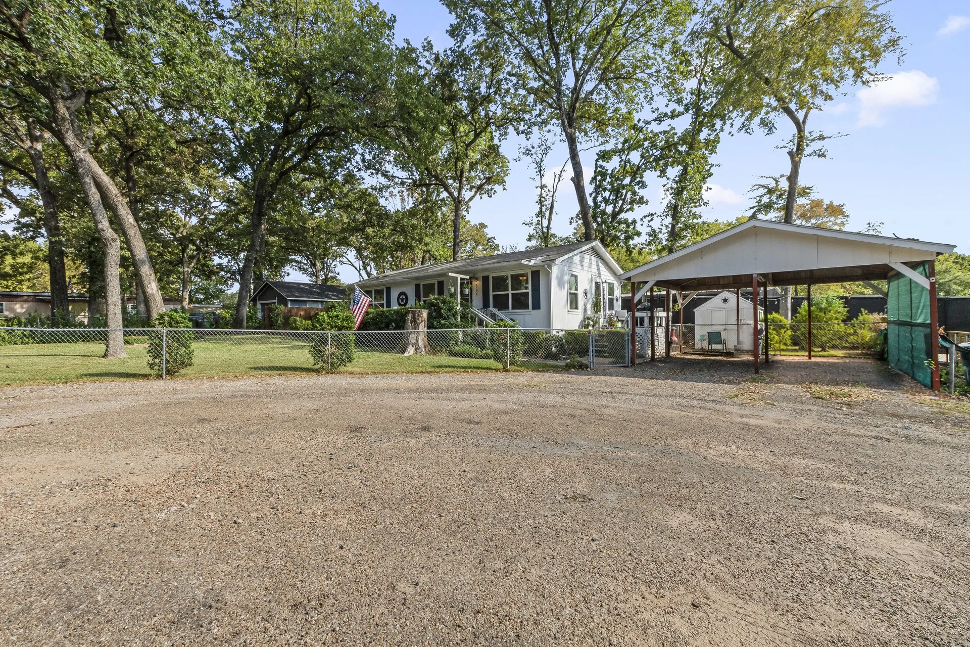 Single Family Residence For Sale in Henderson County , 303 S Bay Circle, Mabank, Texas 75156, 3 Bedroom, 1 Bathroom, Garage spaces, 960 Sqft, built in 1988, mls#21397630, Real Estate Agent in Mabank, Homes For Sale in Henderson county, Homes For Sale in Mabank, Realtor in Mabank Texas, Real Estate Brokerage Independent Realty Texas, Luminita Cordes Realtor