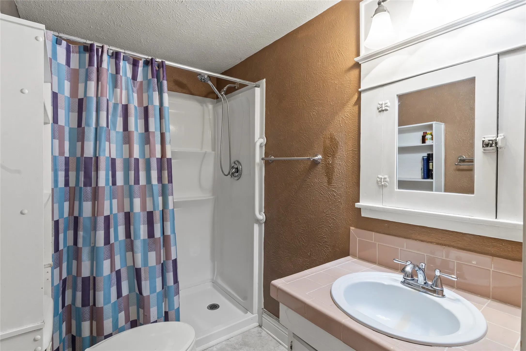Single Family Residence For Sale in Henderson County , 303 S Bay Circle, Mabank, Texas 75156, 3 Bedroom, 1 Bathroom, Garage spaces, 960 Sqft, built in 1988, mls#21397630, Real Estate Agent in Mabank, Homes For Sale in Henderson county, Homes For Sale in Mabank, Realtor in Mabank Texas, Real Estate Brokerage Independent Realty Texas, Luminita Cordes Realtor