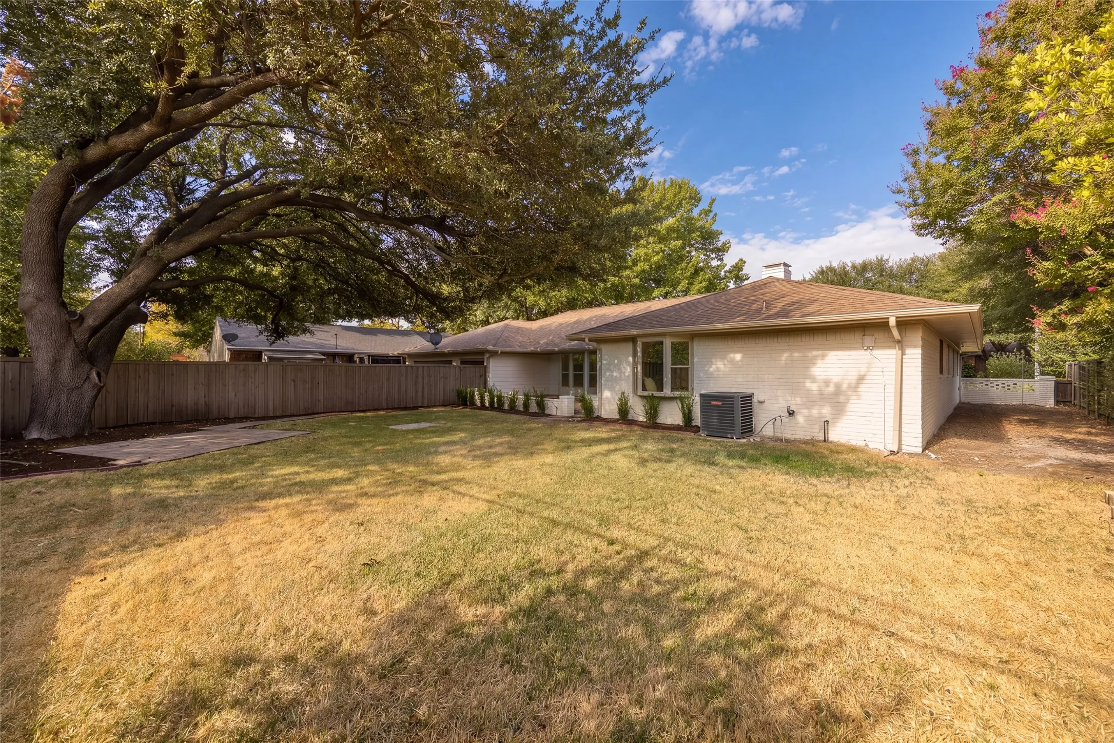 Single Family Residence For Sale in Dallas County , 10656 Cox Lane, Dallas, Texas 75229, 5 Bedroom, 4 Bathroom, 3 Garage spaces, 2,904 Sqft, built in 1972, mls#21395144, Real Estate Agent in Dallas, Homes For Sale in Dallas county, Homes For Sale in Dallas, Realtor in Dallas Texas, Real Estate Brokerage Independent Realty Texas, Luminita Cordes Realtor