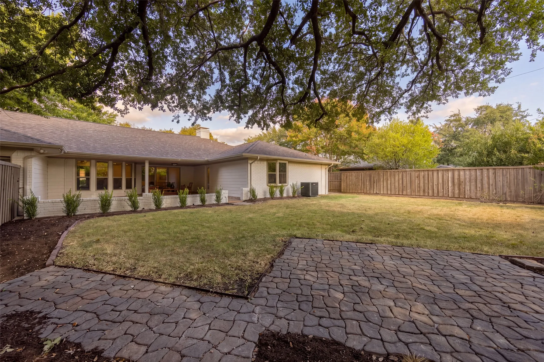 Single Family Residence For Sale in Dallas County , 10656 Cox Lane, Dallas, Texas 75229, 5 Bedroom, 4 Bathroom, 3 Garage spaces, 2,904 Sqft, built in 1972, mls#21395144, Real Estate Agent in Dallas, Homes For Sale in Dallas county, Homes For Sale in Dallas, Realtor in Dallas Texas, Real Estate Brokerage Independent Realty Texas, Luminita Cordes Realtor
