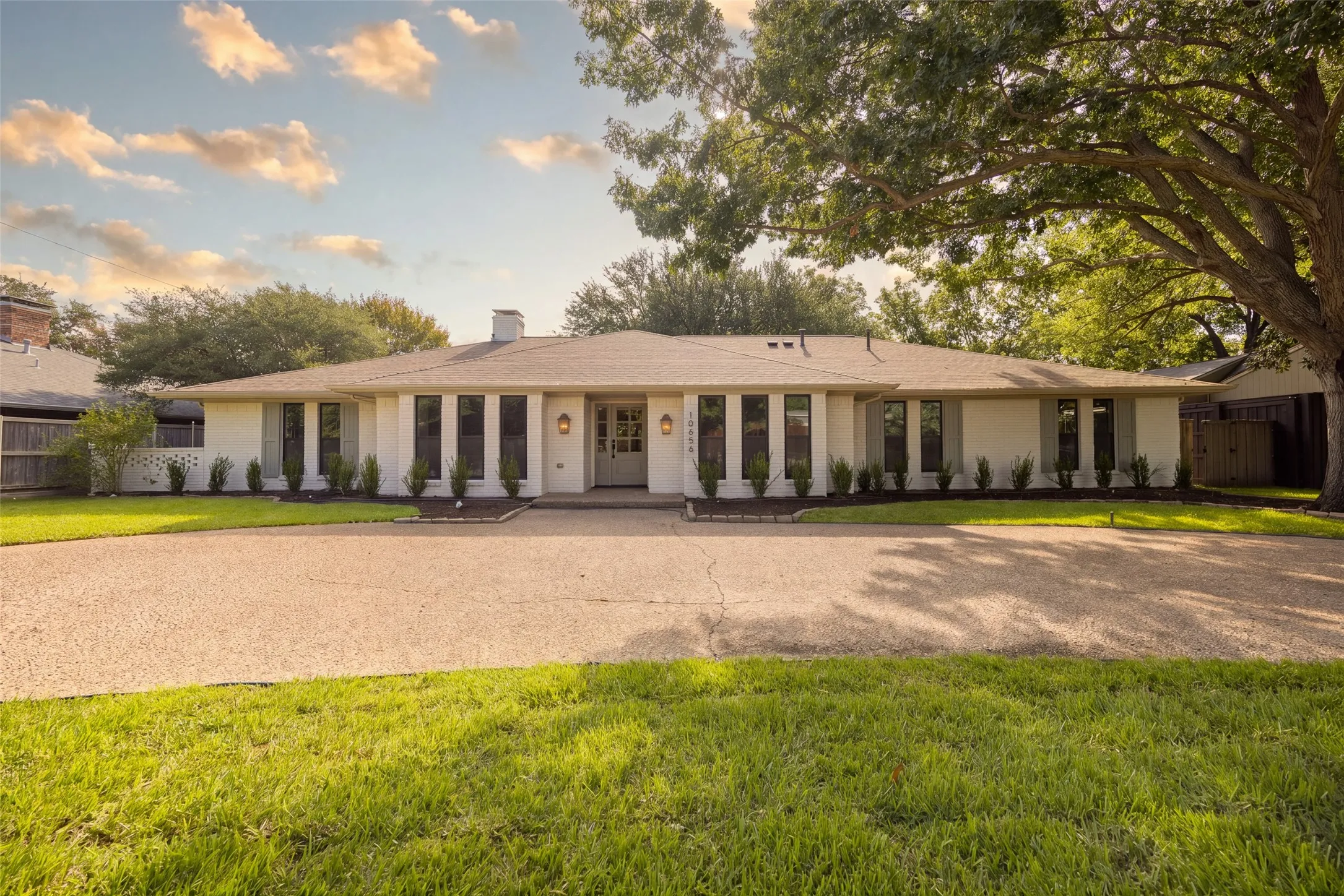 Single Family Residence For Sale in Dallas County , 10656 Cox Lane, Dallas, Texas 75229, 5 Bedroom, 4 Bathroom, 3 Garage spaces, 2,904 Sqft, built in 1972, mls#21395144, Real Estate Agent in Dallas, Homes For Sale in Dallas county, Homes For Sale in Dallas, Realtor in Dallas Texas, Real Estate Brokerage Independent Realty Texas, Luminita Cordes Realtor