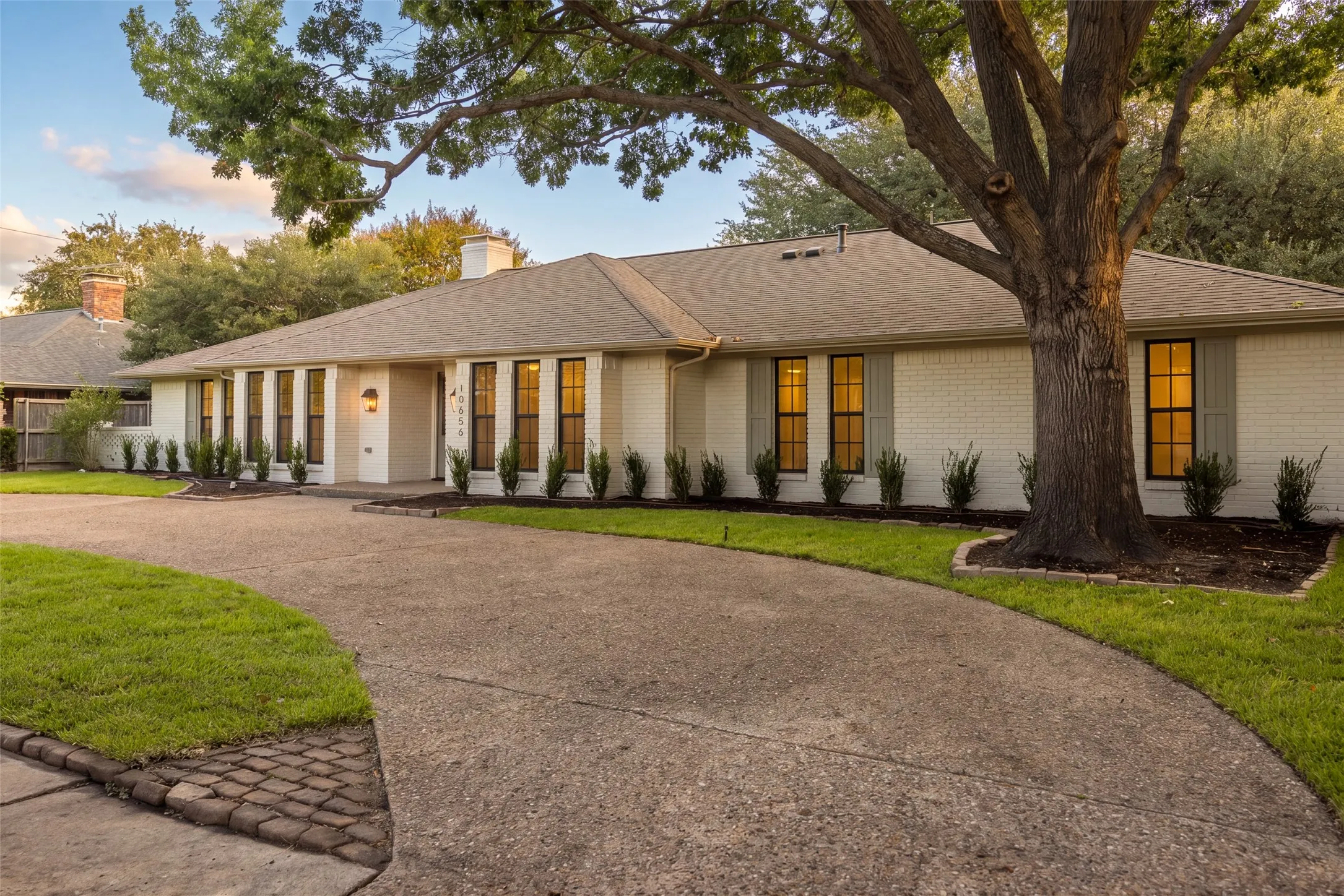 Single Family Residence For Sale in Dallas County , 10656 Cox Lane, Dallas, Texas 75229, 5 Bedroom, 4 Bathroom, 3 Garage spaces, 2,904 Sqft, built in 1972, mls#21395144, Real Estate Agent in Dallas, Homes For Sale in Dallas county, Homes For Sale in Dallas, Realtor in Dallas Texas, Real Estate Brokerage Independent Realty Texas, Luminita Cordes Realtor