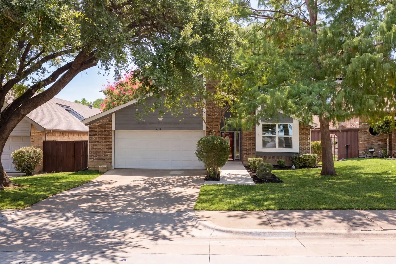 Single Family Residence For Sale in Dallas County , 2713 Belmeade Drive, Carrollton, Texas 75006, 2 Bedroom, 2 Bathroom, 2 Garage spaces, 1,714 Sqft, built in 1981, mls#21396210, Real Estate Agent in Carrollton, Homes For Sale in Dallas county, Homes For Sale in Carrollton, Realtor in Carrollton Texas, Real Estate Brokerage Independent Realty Texas, Luminita Cordes Realtor