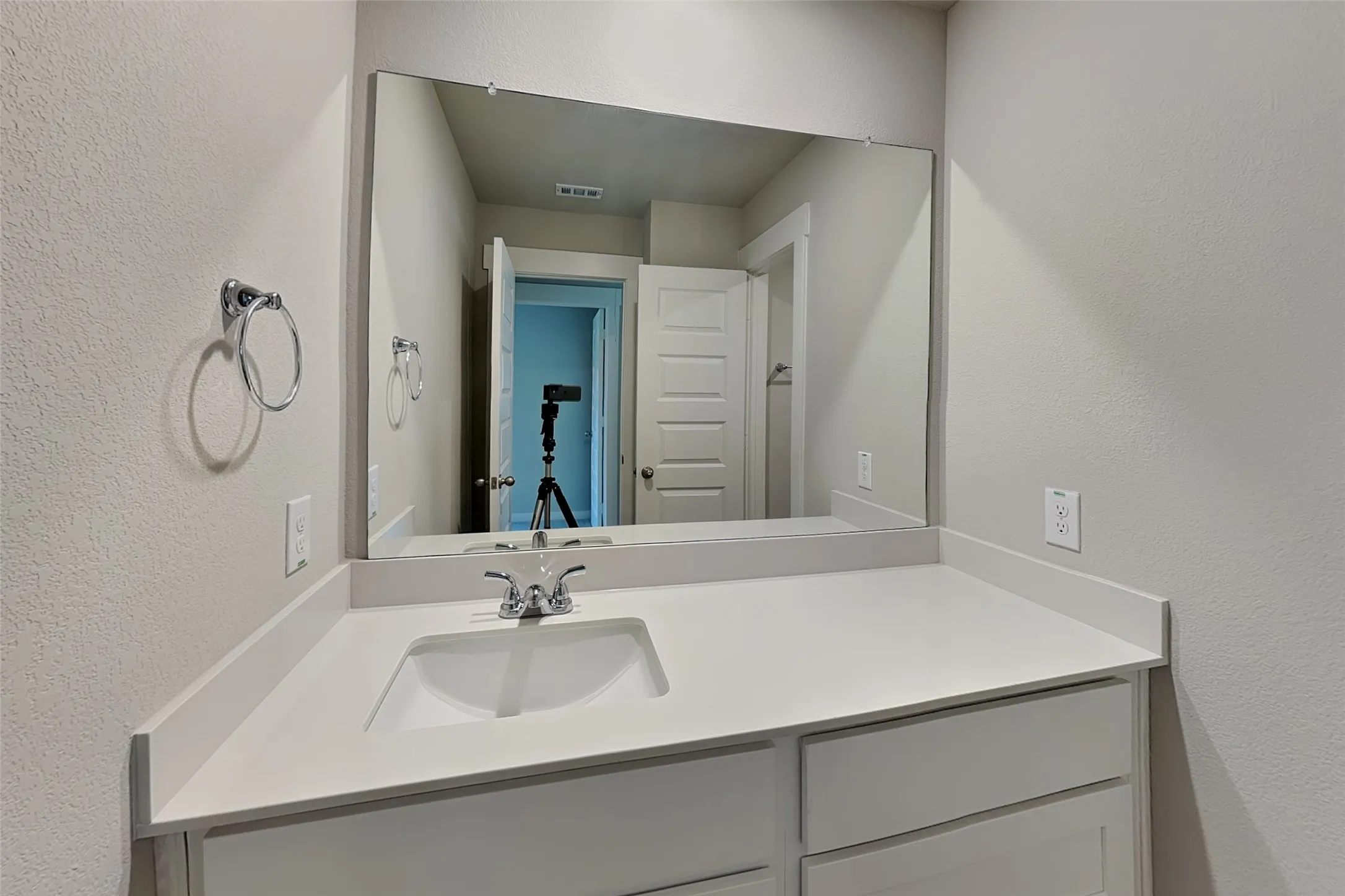 Townhouse For Rent in Tarrant County , 225 Territory Trail, Fort Worth, Texas 76120, 3 Bedroom, 3 Bathroom, 2 Garage spaces, 1,829 Sqft, built in 2024, mls#21399547, Real Estate Agent in Fort Worth, Homes For Rent in Tarrant county, Homes For Rent in Fort Worth, Realtor in Fort Worth Texas, Real Estate Brokerage Independent Realty Texas, Luminita Cordes Realtor
