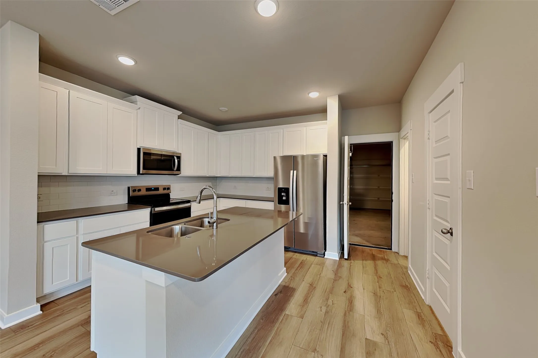 Townhouse For Rent in Tarrant County , 225 Territory Trail, Fort Worth, Texas 76120, 3 Bedroom, 3 Bathroom, 2 Garage spaces, 1,829 Sqft, built in 2024, mls#21399547, Real Estate Agent in Fort Worth, Homes For Rent in Tarrant county, Homes For Rent in Fort Worth, Realtor in Fort Worth Texas, Real Estate Brokerage Independent Realty Texas, Luminita Cordes Realtor