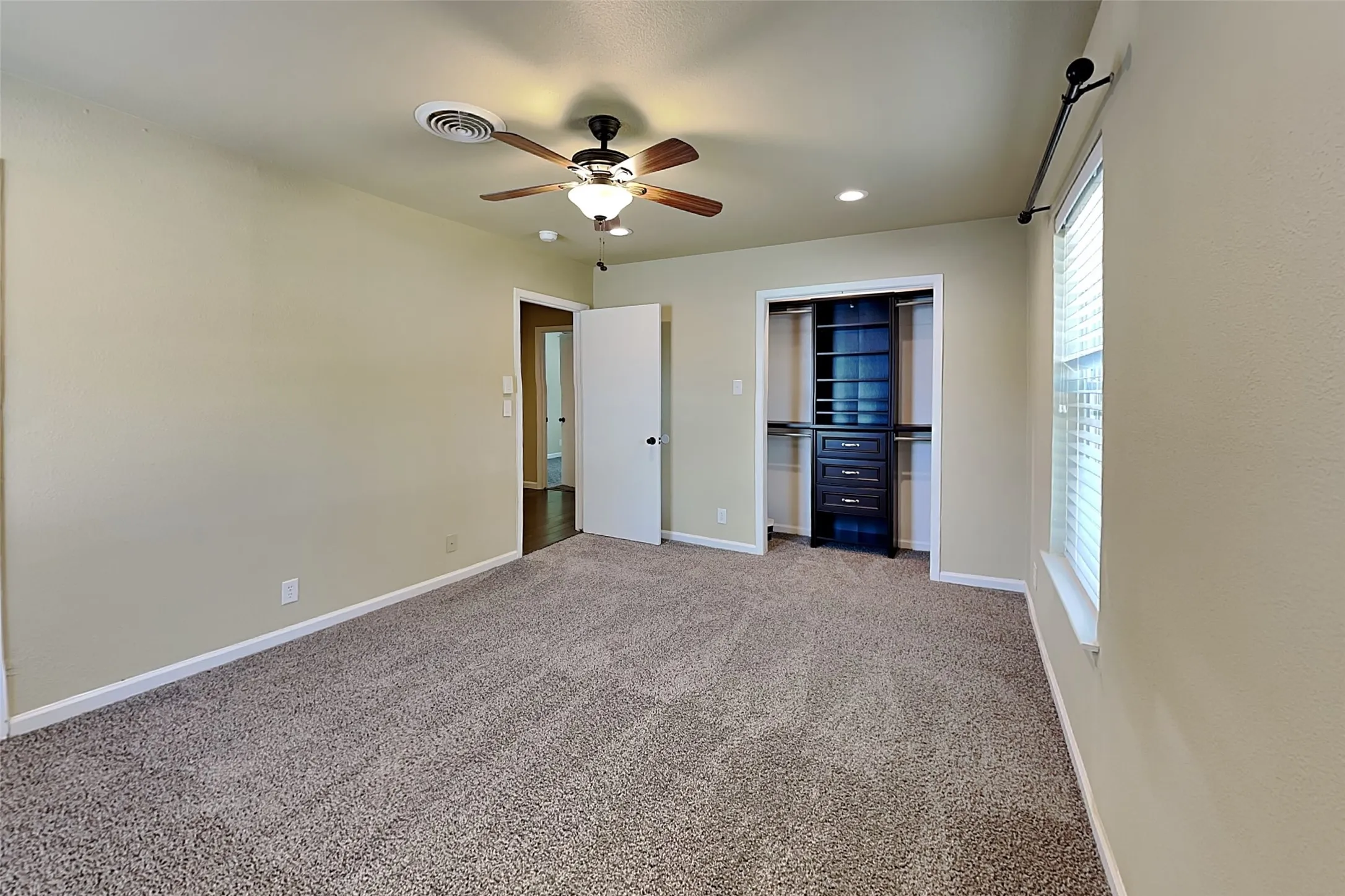 Single Family Residence For Rent in Dallas County , 13928 Charcoal Lane, Farmers Branch, Texas 75234, 3 Bedroom, 2 Bathroom, 2 Garage spaces, 1,684 Sqft, built in 1963, mls#21399546, Real Estate Agent in Farmers Branch, Homes For Rent in Dallas county, Homes For Rent in Farmers Branch, Realtor in Farmers Branch Texas, Real Estate Brokerage Independent Realty Texas, Luminita Cordes Realtor