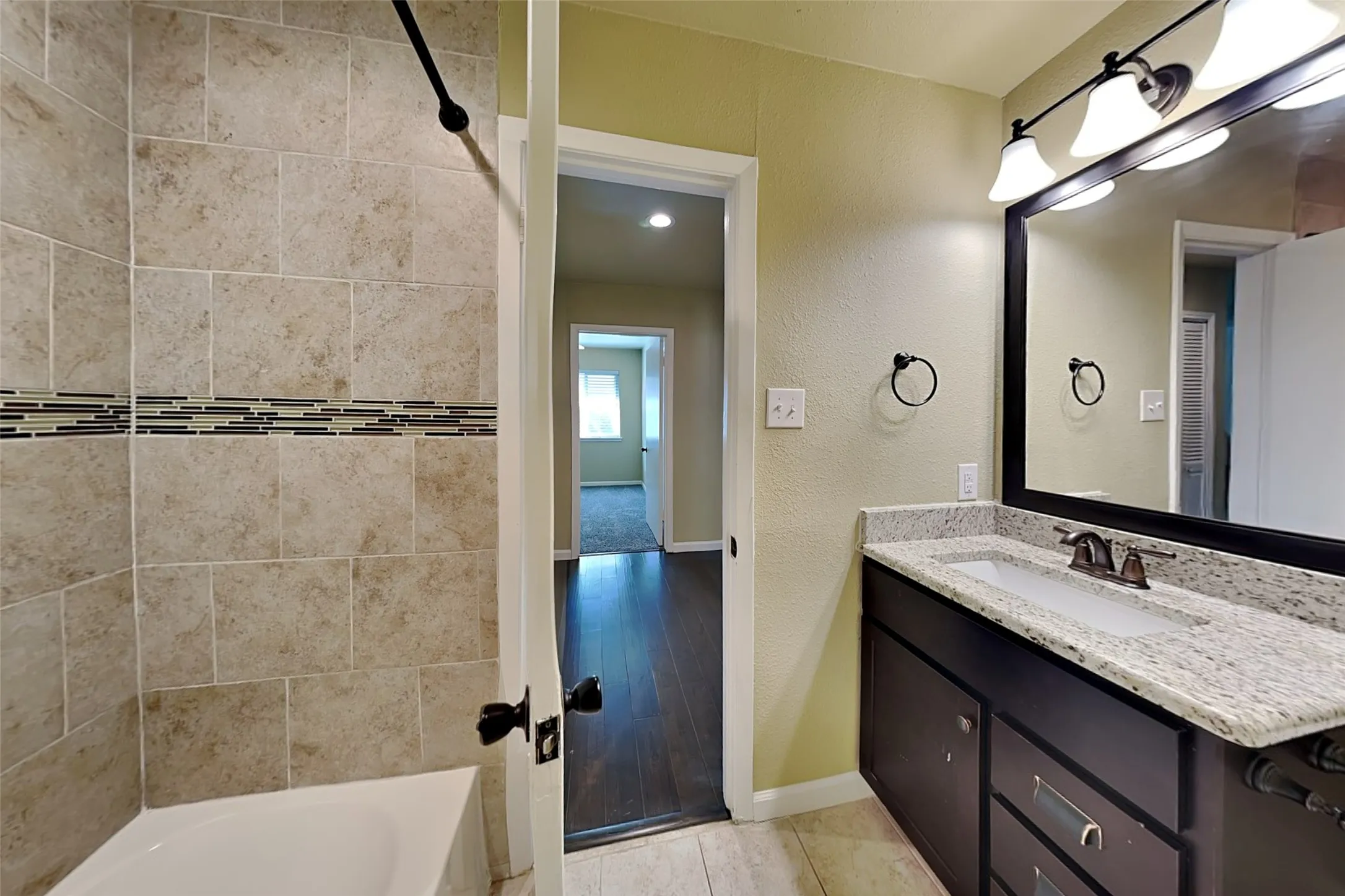 Single Family Residence For Rent in Dallas County , 13928 Charcoal Lane, Farmers Branch, Texas 75234, 3 Bedroom, 2 Bathroom, 2 Garage spaces, 1,684 Sqft, built in 1963, mls#21399546, Real Estate Agent in Farmers Branch, Homes For Rent in Dallas county, Homes For Rent in Farmers Branch, Realtor in Farmers Branch Texas, Real Estate Brokerage Independent Realty Texas, Luminita Cordes Realtor