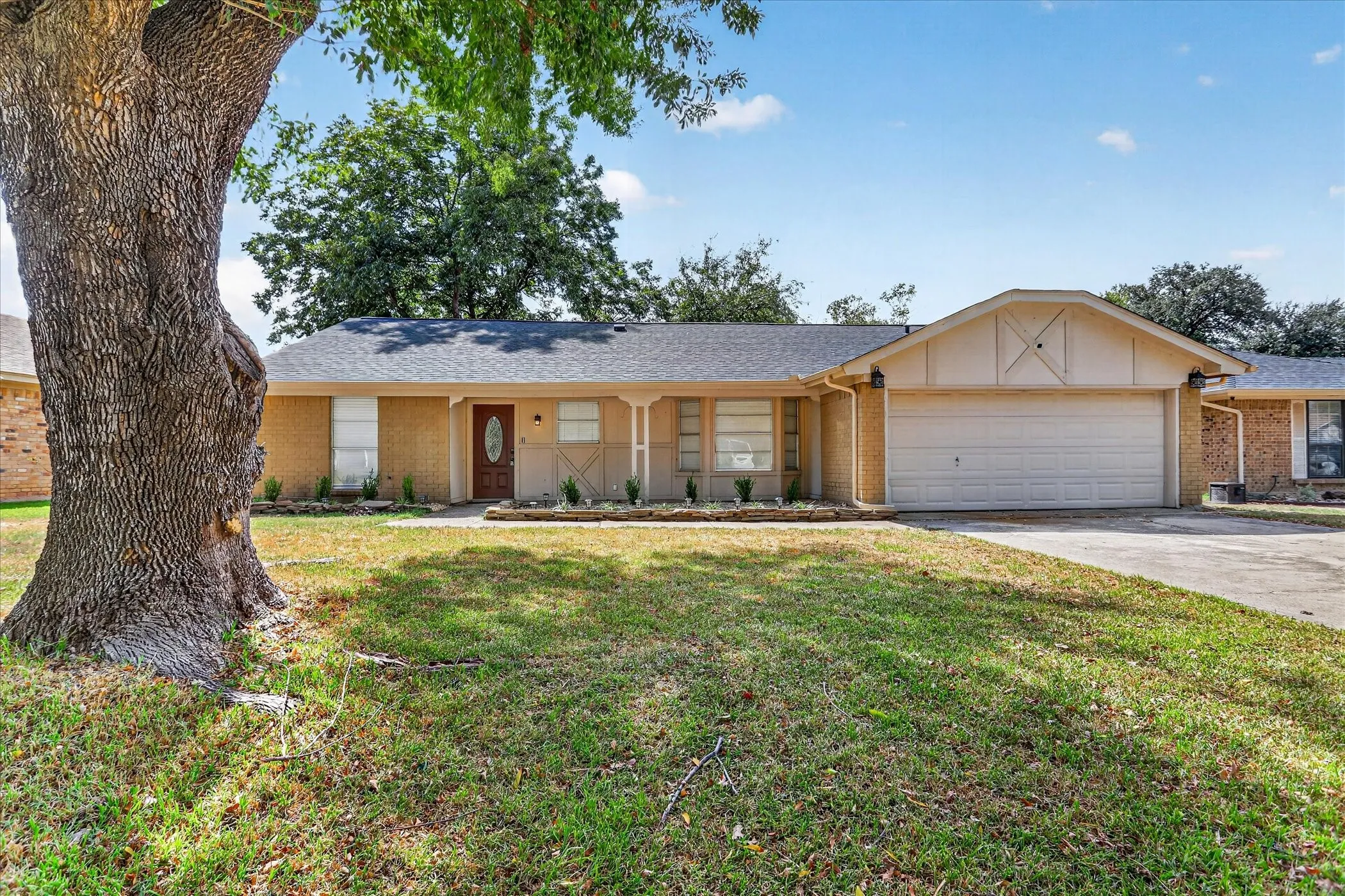 Single Family Residence For Sale in Tarrant County , 1016 Westminster Lane, Mansfield, Texas 76063, 3 Bedroom, 2 Bathroom, 2 Garage spaces, 1,620 Sqft, built in 1978, mls#21397184, Real Estate Agent in Mansfield, Homes For Sale in Tarrant county, Homes For Sale in Mansfield, Realtor in Mansfield Texas, Real Estate Brokerage Independent Realty Texas, Luminita Cordes Realtor