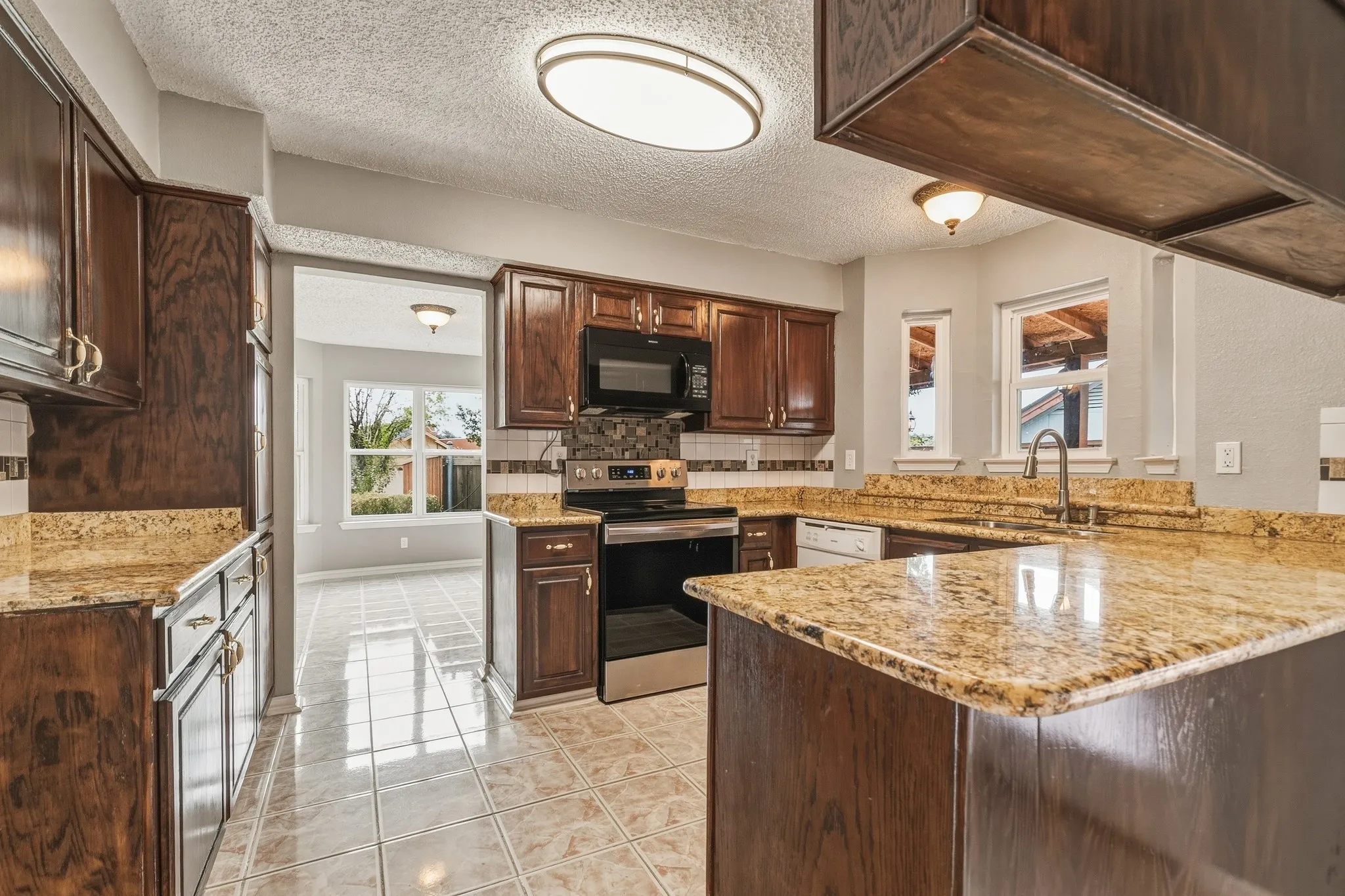 Single Family Residence For Sale in Tarrant County , 4357 Ashley Lane, Grand Prairie, Texas 75052, 3 Bedroom, 3 Bathroom, 2 Garage spaces, 2,059 Sqft, built in 1985, mls#21400416, Real Estate Agent in Grand Prairie, Homes For Sale in Tarrant county, Homes For Sale in Grand Prairie, Realtor in Grand Prairie Texas, Real Estate Brokerage Independent Realty Texas, Luminita Cordes Realtor
