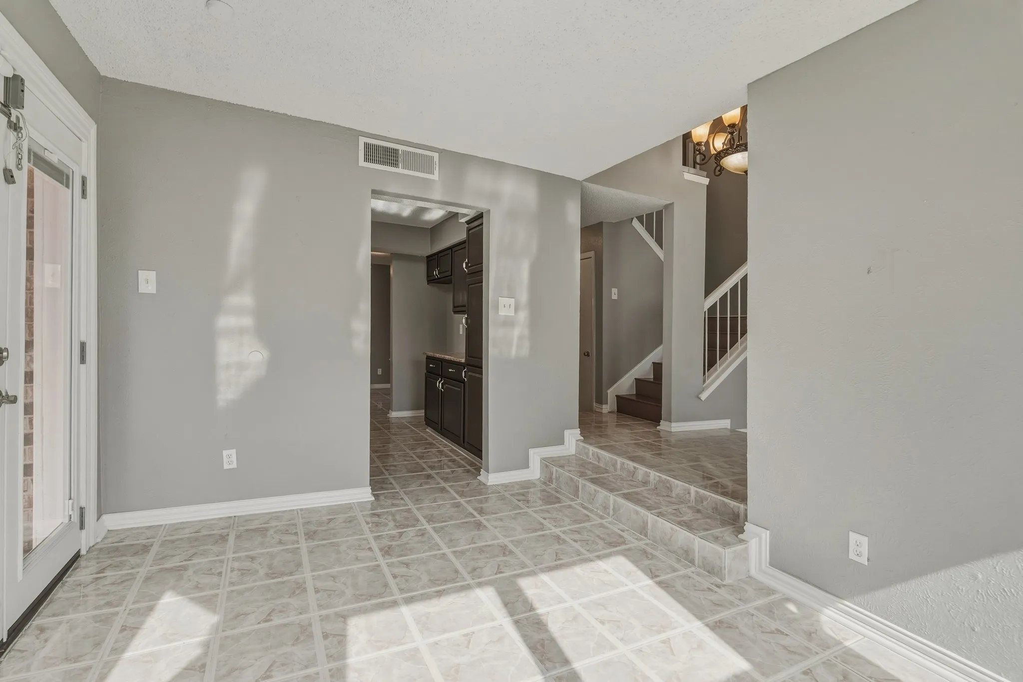 Single Family Residence For Sale in Tarrant County , 4357 Ashley Lane, Grand Prairie, Texas 75052, 3 Bedroom, 3 Bathroom, 2 Garage spaces, 2,059 Sqft, built in 1985, mls#21400416, Real Estate Agent in Grand Prairie, Homes For Sale in Tarrant county, Homes For Sale in Grand Prairie, Realtor in Grand Prairie Texas, Real Estate Brokerage Independent Realty Texas, Luminita Cordes Realtor