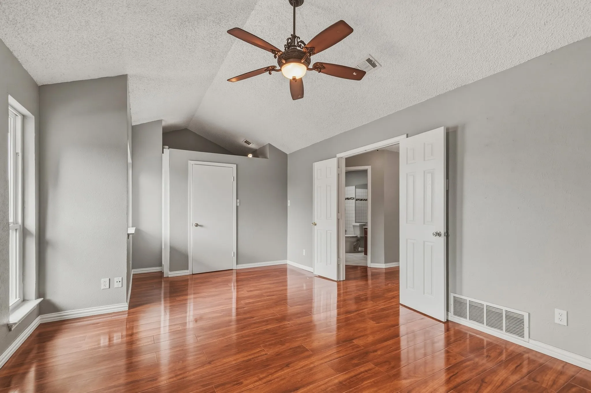 Single Family Residence For Sale in Tarrant County , 4357 Ashley Lane, Grand Prairie, Texas 75052, 3 Bedroom, 3 Bathroom, 2 Garage spaces, 2,059 Sqft, built in 1985, mls#21400416, Real Estate Agent in Grand Prairie, Homes For Sale in Tarrant county, Homes For Sale in Grand Prairie, Realtor in Grand Prairie Texas, Real Estate Brokerage Independent Realty Texas, Luminita Cordes Realtor