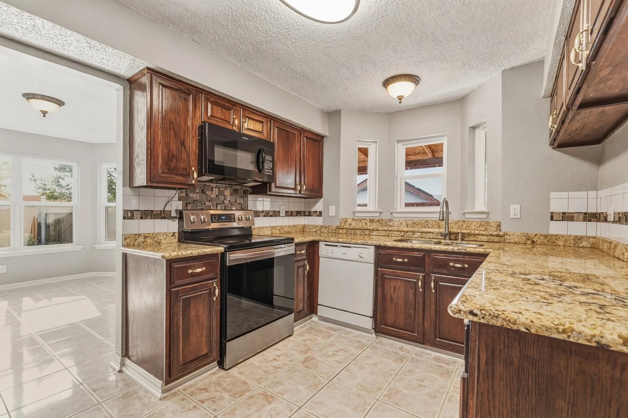 Single Family Residence For Sale in Tarrant County , 4357 Ashley Lane, Grand Prairie, Texas 75052, 3 Bedroom, 3 Bathroom, 2 Garage spaces, 2,059 Sqft, built in 1985, mls#21400416, Real Estate Agent in Grand Prairie, Homes For Sale in Tarrant county, Homes For Sale in Grand Prairie, Realtor in Grand Prairie Texas, Real Estate Brokerage Independent Realty Texas, Luminita Cordes Realtor