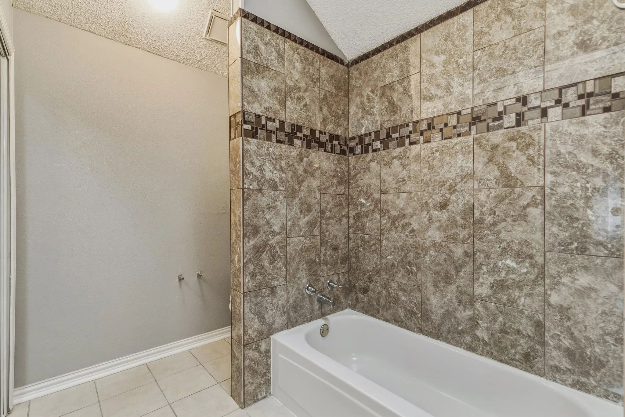 Single Family Residence For Sale in Tarrant County , 4357 Ashley Lane, Grand Prairie, Texas 75052, 3 Bedroom, 3 Bathroom, 2 Garage spaces, 2,059 Sqft, built in 1985, mls#21400416, Real Estate Agent in Grand Prairie, Homes For Sale in Tarrant county, Homes For Sale in Grand Prairie, Realtor in Grand Prairie Texas, Real Estate Brokerage Independent Realty Texas, Luminita Cordes Realtor