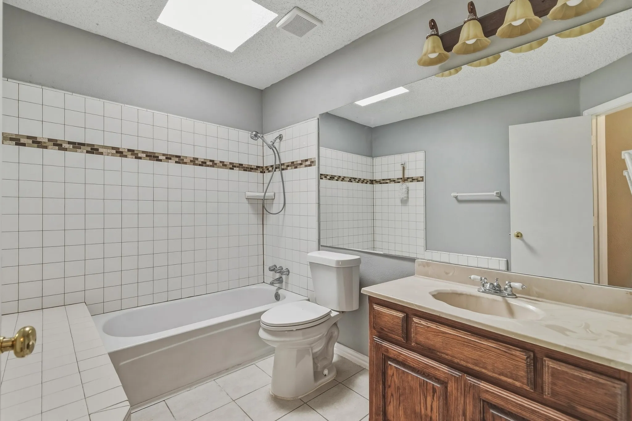Single Family Residence For Sale in Tarrant County , 4357 Ashley Lane, Grand Prairie, Texas 75052, 3 Bedroom, 3 Bathroom, 2 Garage spaces, 2,059 Sqft, built in 1985, mls#21400416, Real Estate Agent in Grand Prairie, Homes For Sale in Tarrant county, Homes For Sale in Grand Prairie, Realtor in Grand Prairie Texas, Real Estate Brokerage Independent Realty Texas, Luminita Cordes Realtor