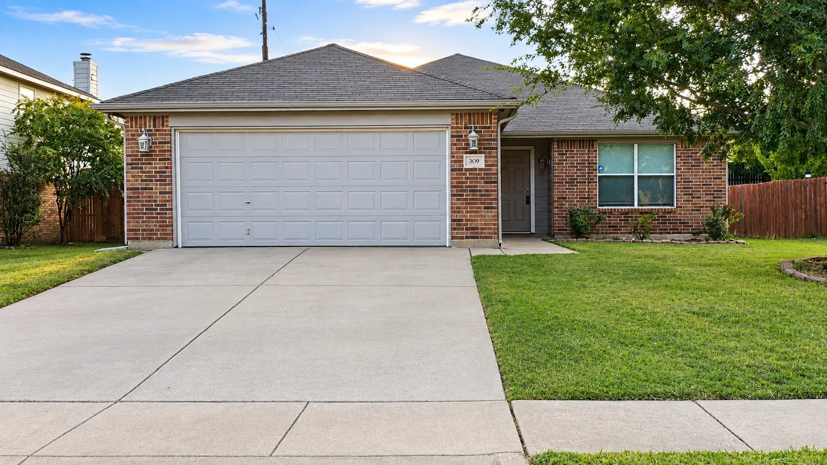 Single Family Residence For Rent in Denton County , 309 Spurlock Drive, Krum, Texas 76249, 3 Bedroom, 2 Bathroom, 2 Garage spaces, 1,637 Sqft, built in 2004, mls#21400017, Real Estate Agent in Krum, Homes For Rent in Denton county, Homes For Rent in Krum, Realtor in Krum Texas, Real Estate Brokerage Independent Realty Texas, Luminita Cordes Realtor