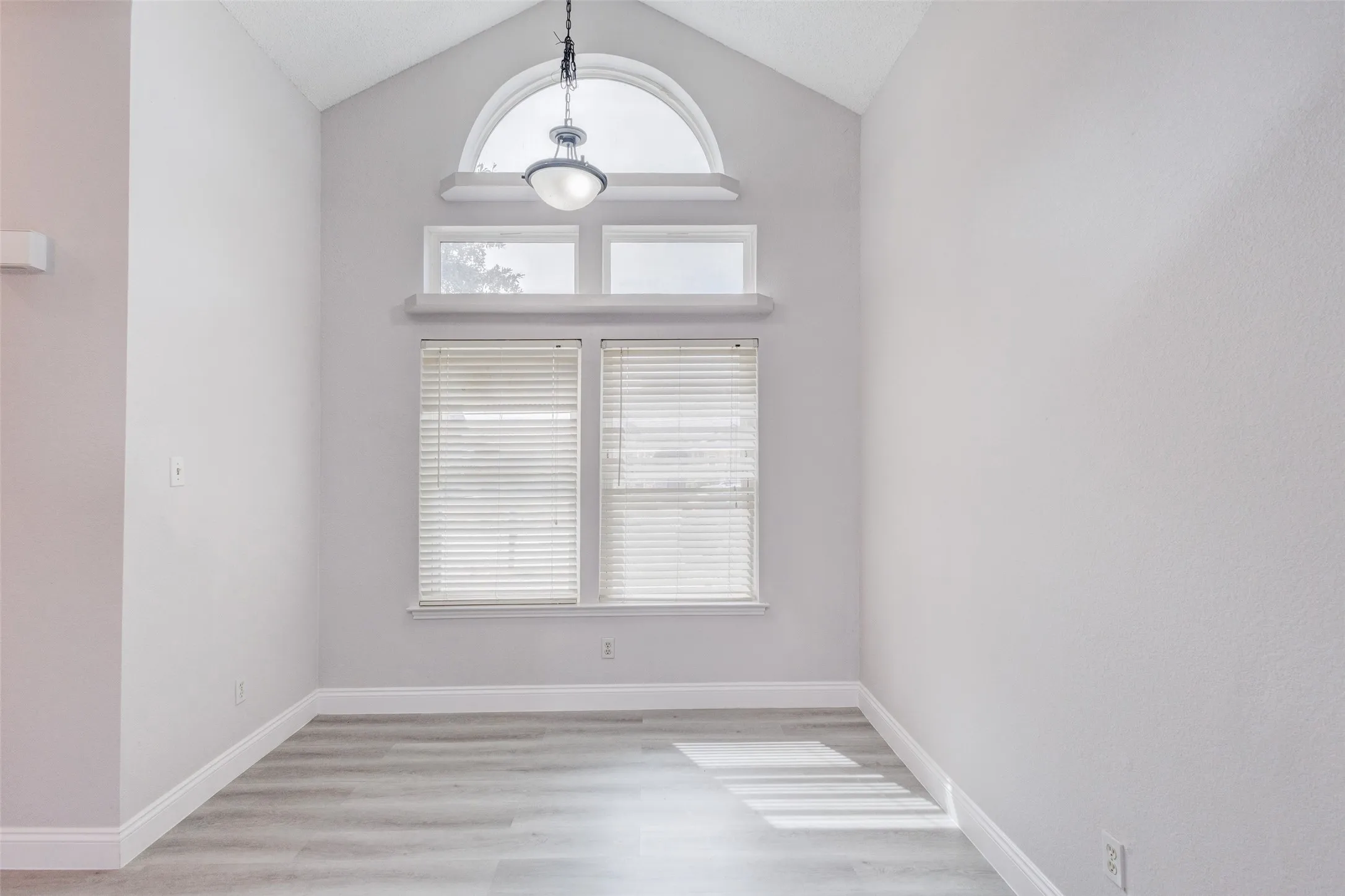 Single Family Residence For Sale in Dallas County , 805 Brockden Drive, Mesquite, Texas 75149, 3 Bedroom, 2 Bathroom, Garage spaces, 1,060 Sqft, built in 1987, mls#21399467, Real Estate Agent in Mesquite, Homes For Sale in Dallas county, Homes For Sale in Mesquite, Realtor in Mesquite Texas, Real Estate Brokerage Independent Realty Texas, Luminita Cordes Realtor