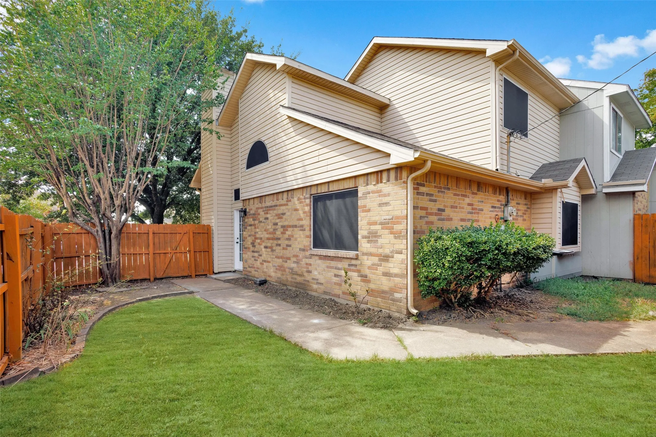 Single Family Residence For Sale in Dallas County , 805 Brockden Drive, Mesquite, Texas 75149, 3 Bedroom, 2 Bathroom, Garage spaces, 1,060 Sqft, built in 1987, mls#21399467, Real Estate Agent in Mesquite, Homes For Sale in Dallas county, Homes For Sale in Mesquite, Realtor in Mesquite Texas, Real Estate Brokerage Independent Realty Texas, Luminita Cordes Realtor