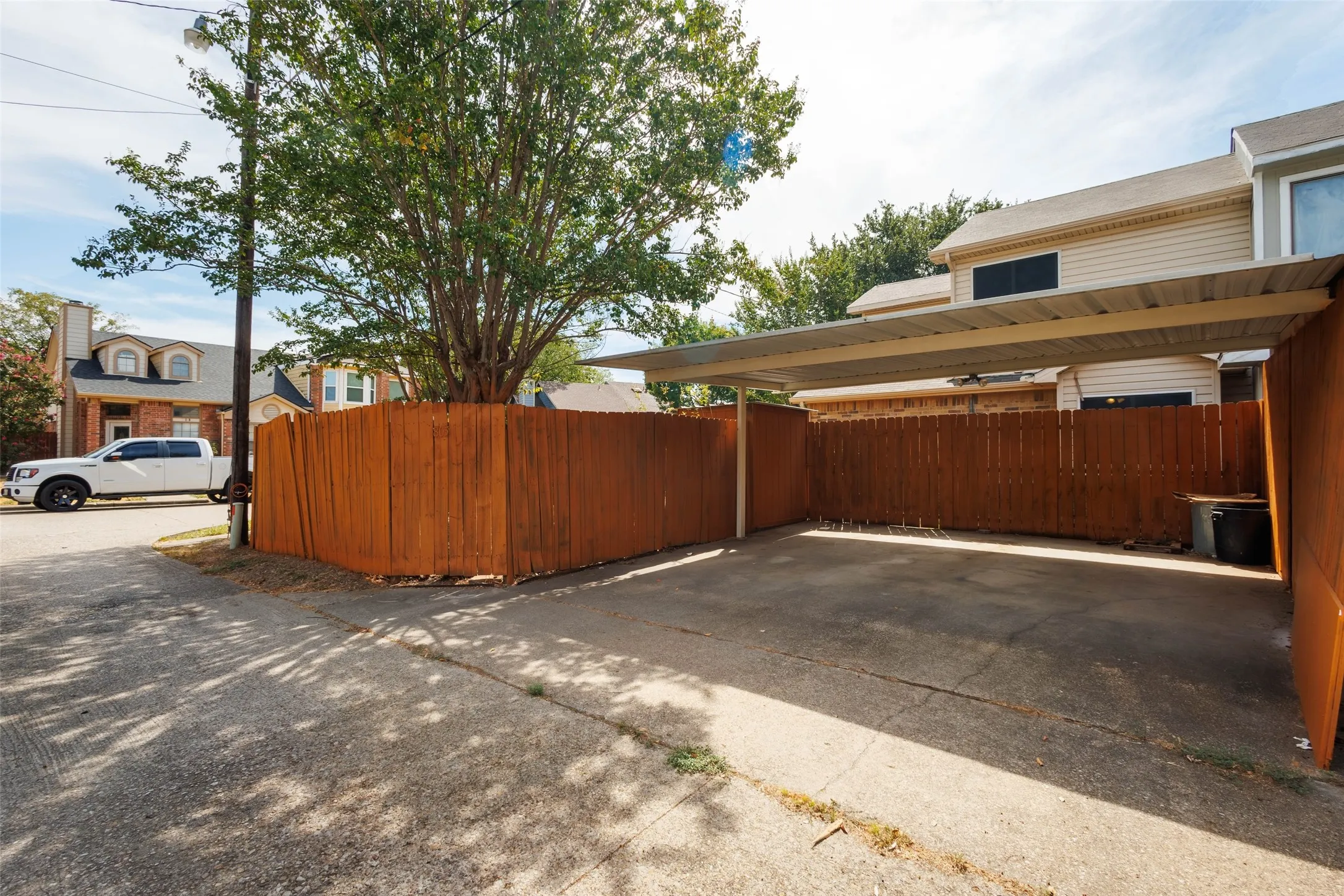 Single Family Residence For Sale in Dallas County , 805 Brockden Drive, Mesquite, Texas 75149, 3 Bedroom, 2 Bathroom, Garage spaces, 1,060 Sqft, built in 1987, mls#21399467, Real Estate Agent in Mesquite, Homes For Sale in Dallas county, Homes For Sale in Mesquite, Realtor in Mesquite Texas, Real Estate Brokerage Independent Realty Texas, Luminita Cordes Realtor