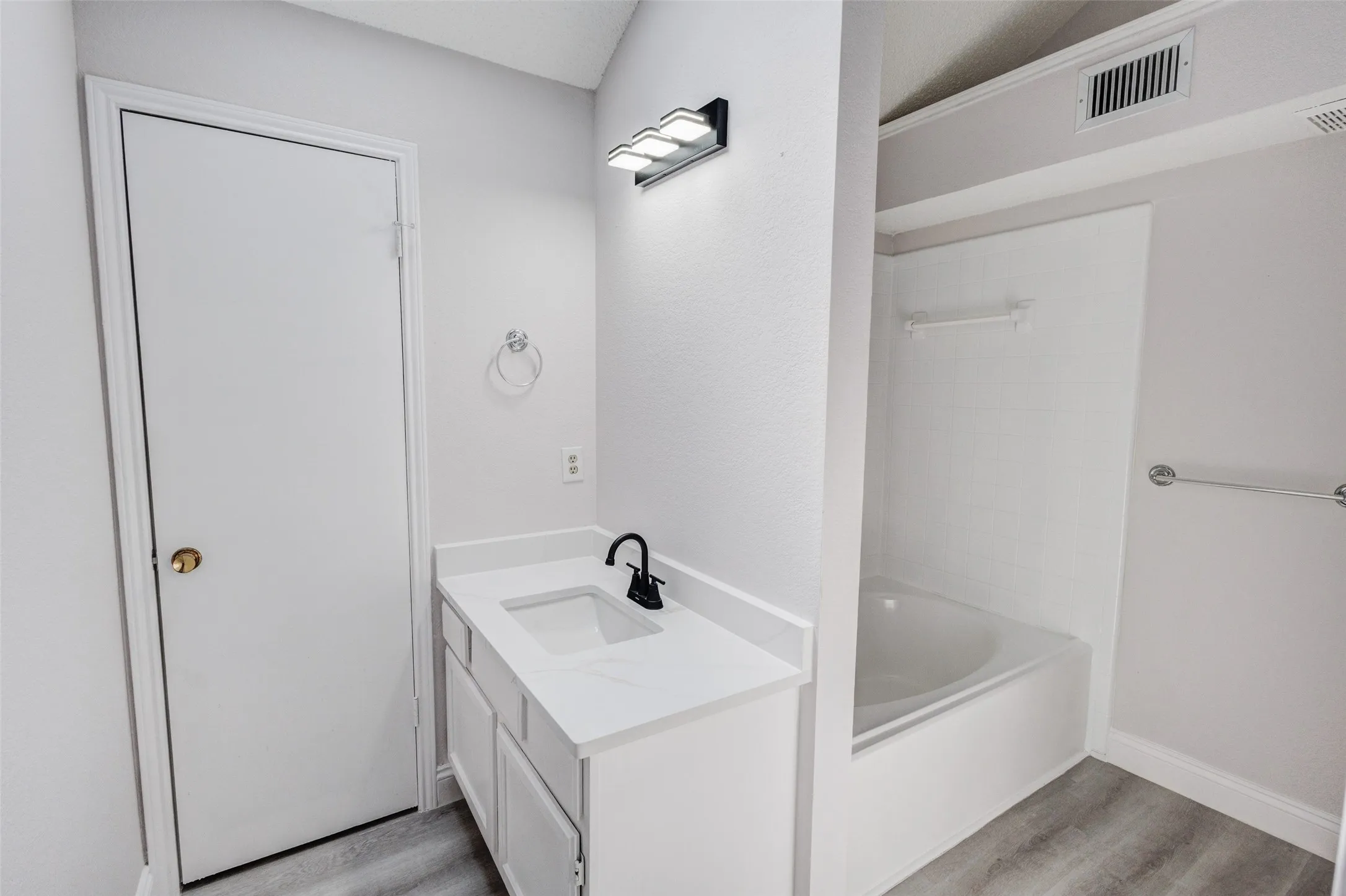 Single Family Residence For Sale in Dallas County , 805 Brockden Drive, Mesquite, Texas 75149, 3 Bedroom, 2 Bathroom, Garage spaces, 1,060 Sqft, built in 1987, mls#21399467, Real Estate Agent in Mesquite, Homes For Sale in Dallas county, Homes For Sale in Mesquite, Realtor in Mesquite Texas, Real Estate Brokerage Independent Realty Texas, Luminita Cordes Realtor