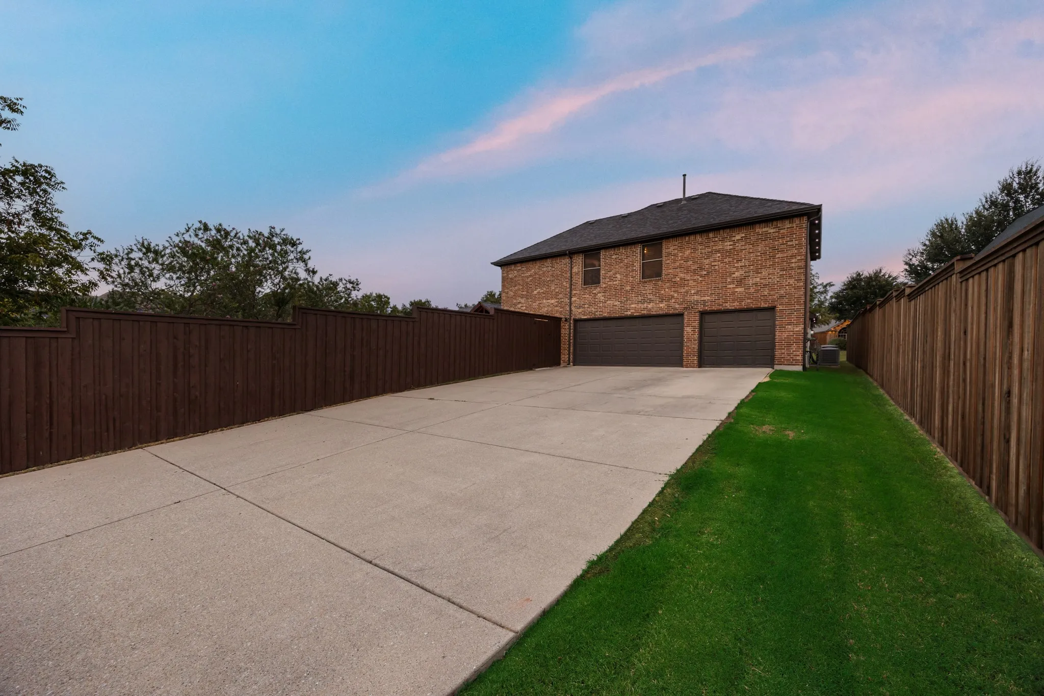 Single Family Residence For Sale in Rockwall County , 3923 Betty Street, Rockwall, Texas 75087, 4 Bedroom, 4 Bathroom, 3 Garage spaces, 3,869 Sqft, built in 2010, mls#21397707, Real Estate Agent in Rockwall, Homes For Sale in Rockwall county, Homes For Sale in Rockwall, Realtor in Rockwall Texas, Real Estate Brokerage Independent Realty Texas, Luminita Cordes Realtor