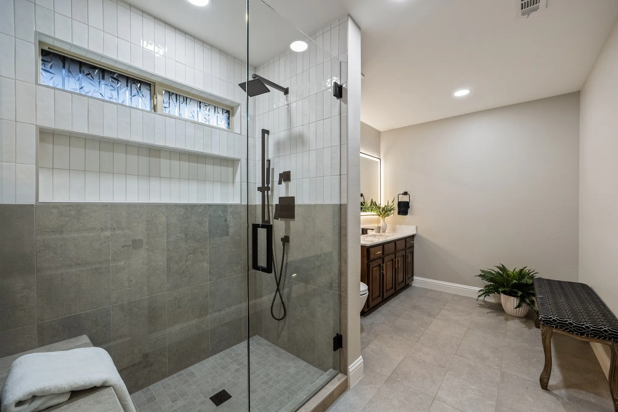 Ensuite to guest bedroom