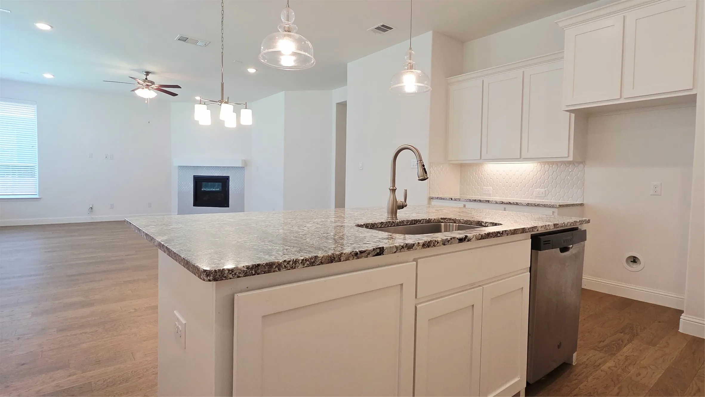 Single Family Residence For Rent in Dallas County , 7703 Coronado Drive, Rowlett, Texas 75088, 3 Bedroom, 3 Bathroom, 2 Garage spaces, 2,176 Sqft, built in 2020, mls#21400426, Real Estate Agent in Rowlett, Homes For Rent in Dallas county, Homes For Rent in Rowlett, Realtor in Rowlett Texas, Real Estate Brokerage Independent Realty Texas, Luminita Cordes Realtor