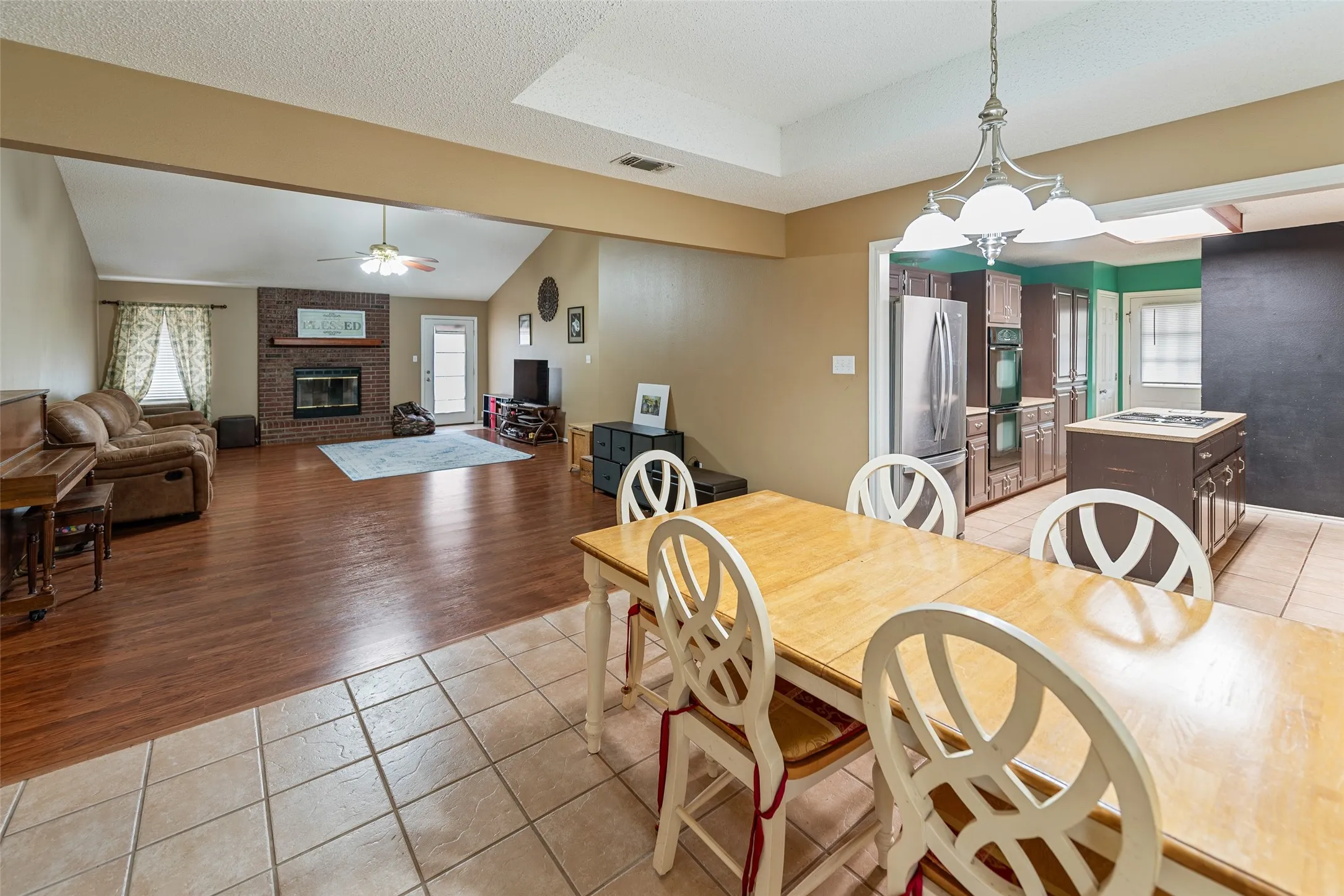 Single Family Residence For Sale in Franklin (TX) County , 26 CR 2045, Mount Vernon, Texas 75457, 4 Bedroom, 2 Bathroom, Garage spaces, 2,168 Sqft, built in 1995, mls#21399019, Real Estate Agent in Mount Vernon, Homes For Sale in Franklin (TX) county, Homes For Sale in Mount Vernon, Realtor in Mount Vernon Texas, Real Estate Brokerage Independent Realty Texas, Luminita Cordes Realtor