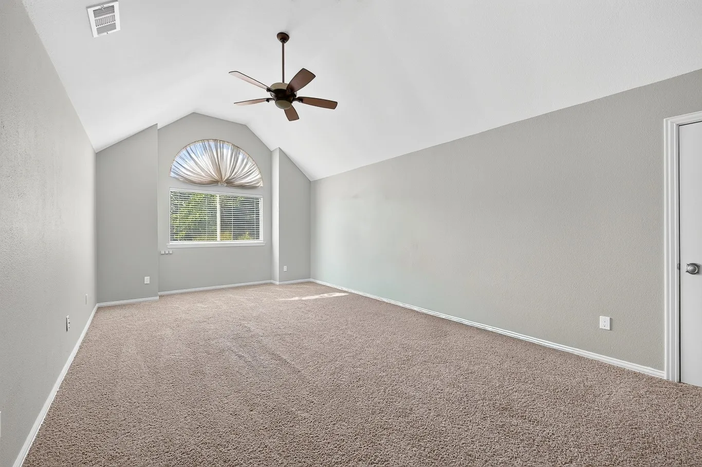 Single Family Residence For Sale in Denton County , 2632 Newcastle Drive, Carrollton, Texas 75007, 4 Bedroom, 4 Bathroom, 2 Garage spaces, 3,376 Sqft, built in 1994, mls#21397684, Real Estate Agent in Carrollton, Homes For Sale in Denton county, Homes For Sale in Carrollton, Realtor in Carrollton Texas, Real Estate Brokerage Independent Realty Texas, Luminita Cordes Realtor