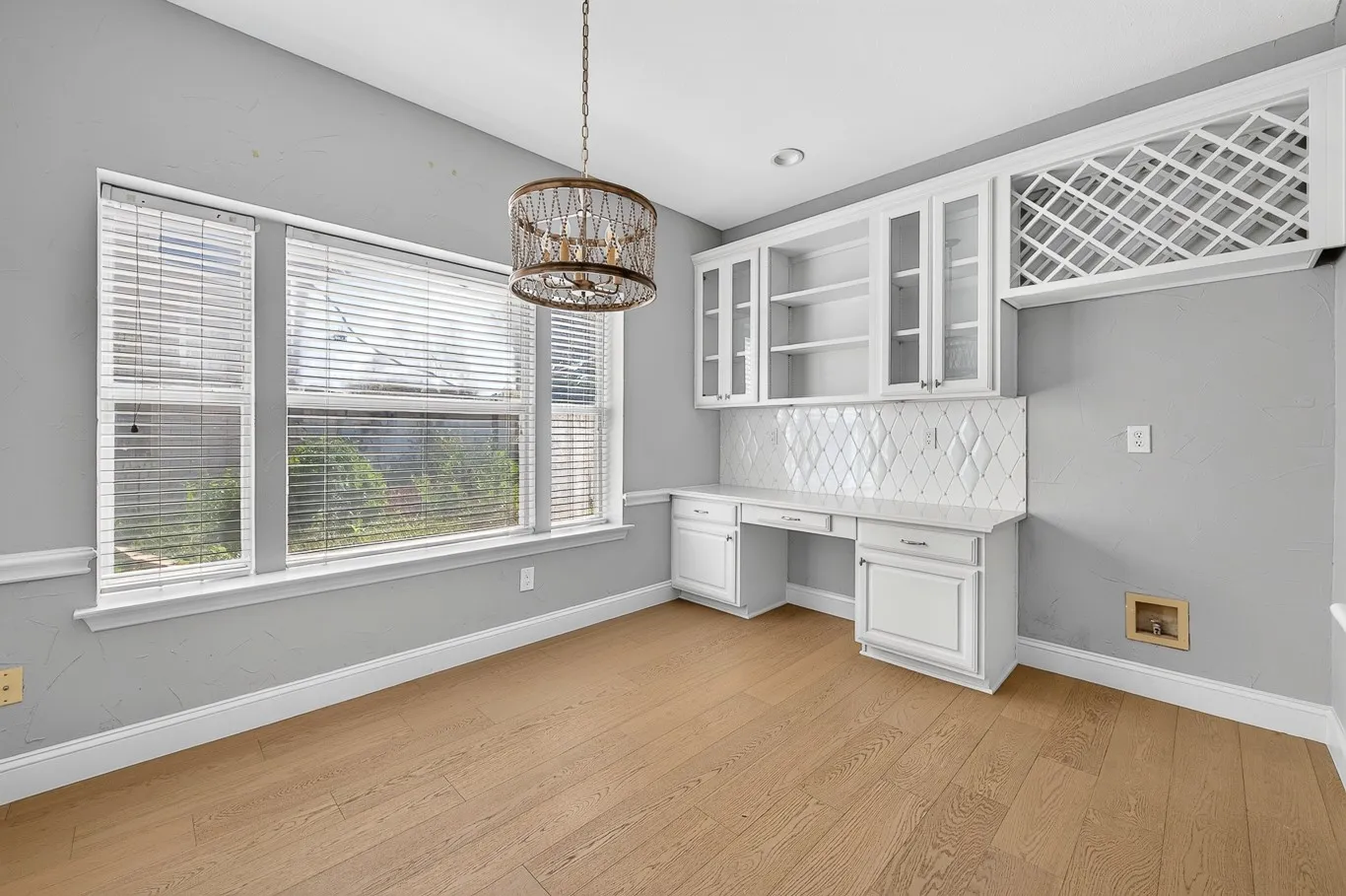 Single Family Residence For Sale in Denton County , 2632 Newcastle Drive, Carrollton, Texas 75007, 4 Bedroom, 4 Bathroom, 2 Garage spaces, 3,376 Sqft, built in 1994, mls#21397684, Real Estate Agent in Carrollton, Homes For Sale in Denton county, Homes For Sale in Carrollton, Realtor in Carrollton Texas, Real Estate Brokerage Independent Realty Texas, Luminita Cordes Realtor
