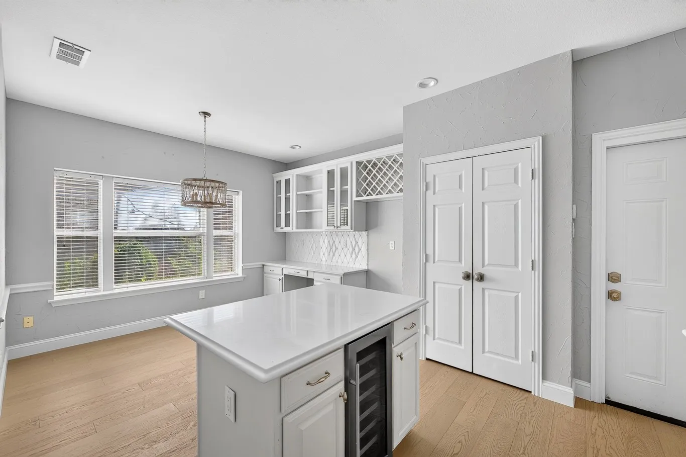 Single Family Residence For Sale in Denton County , 2632 Newcastle Drive, Carrollton, Texas 75007, 4 Bedroom, 4 Bathroom, 2 Garage spaces, 3,376 Sqft, built in 1994, mls#21397684, Real Estate Agent in Carrollton, Homes For Sale in Denton county, Homes For Sale in Carrollton, Realtor in Carrollton Texas, Real Estate Brokerage Independent Realty Texas, Luminita Cordes Realtor