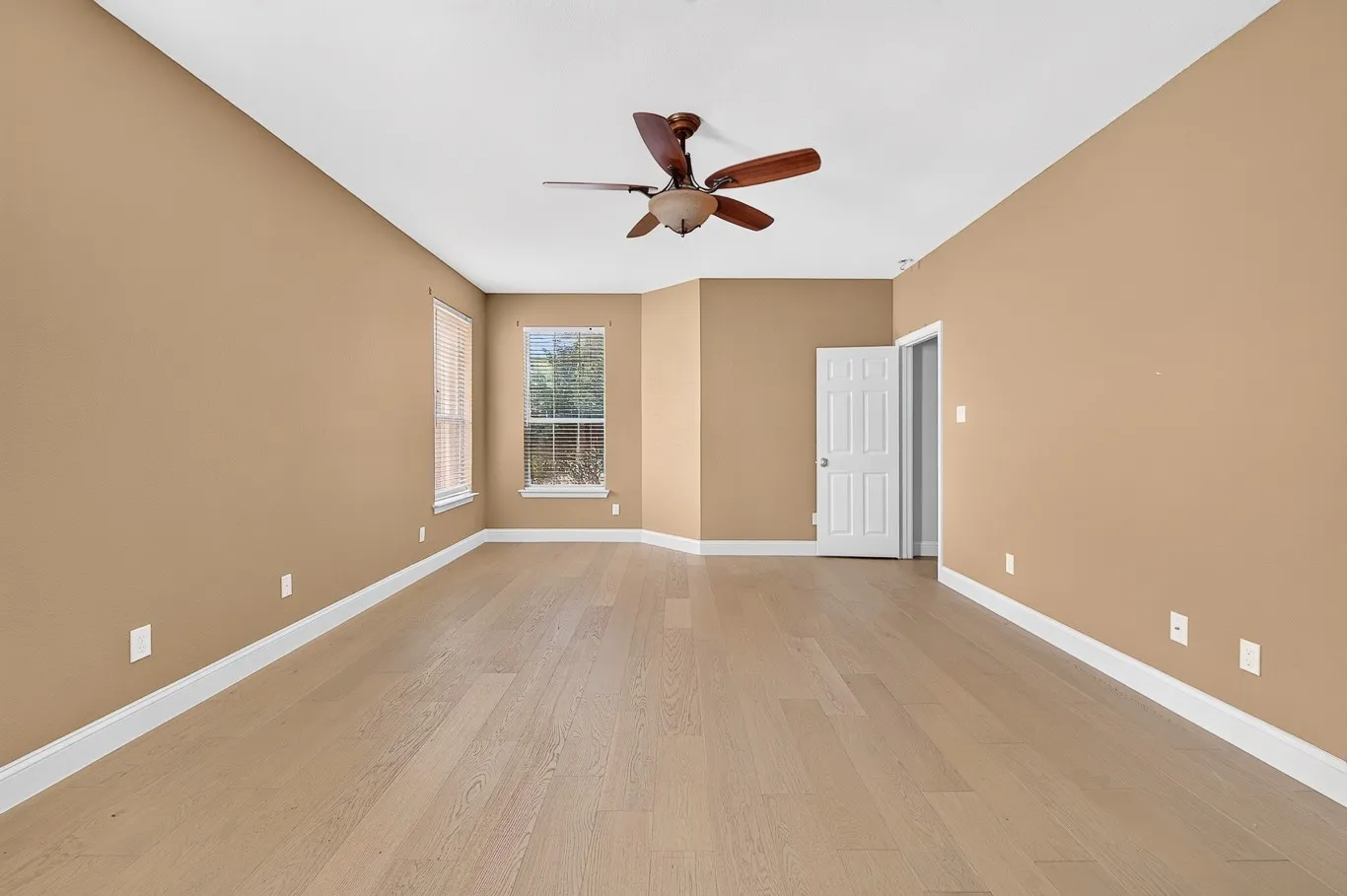 Single Family Residence For Sale in Denton County , 2632 Newcastle Drive, Carrollton, Texas 75007, 4 Bedroom, 4 Bathroom, 2 Garage spaces, 3,376 Sqft, built in 1994, mls#21397684, Real Estate Agent in Carrollton, Homes For Sale in Denton county, Homes For Sale in Carrollton, Realtor in Carrollton Texas, Real Estate Brokerage Independent Realty Texas, Luminita Cordes Realtor
