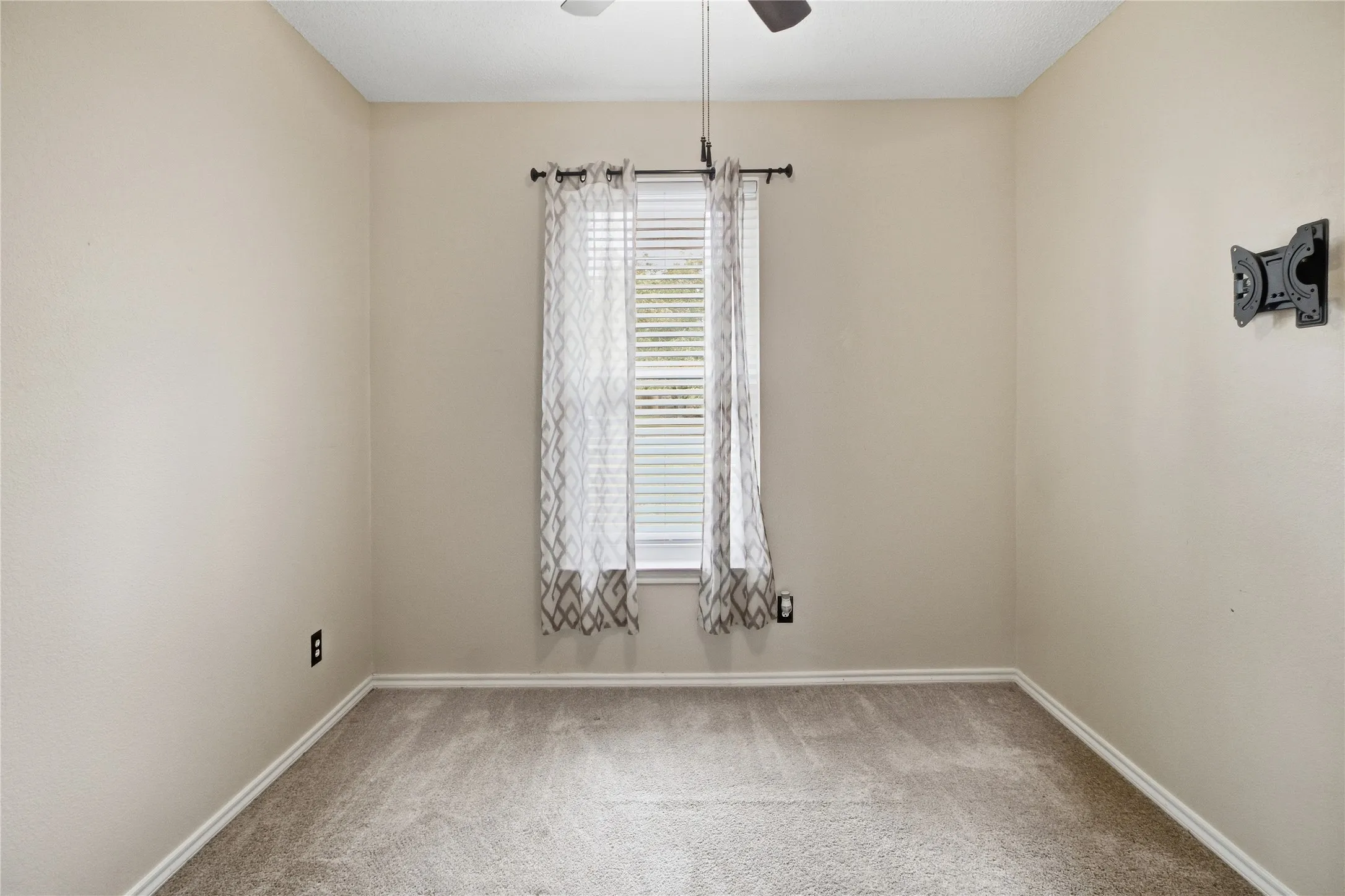 Single Family Residence For Sale in Dallas County , 814 Rawlins Drive, Lancaster, Texas 75146, 3 Bedroom, 2 Bathroom, 2 Garage spaces, 1,344 Sqft, built in 1991, mls#21400238, Real Estate Agent in Lancaster, Homes For Sale in Dallas county, Homes For Sale in Lancaster, Realtor in Lancaster Texas, Real Estate Brokerage Independent Realty Texas, Luminita Cordes Realtor