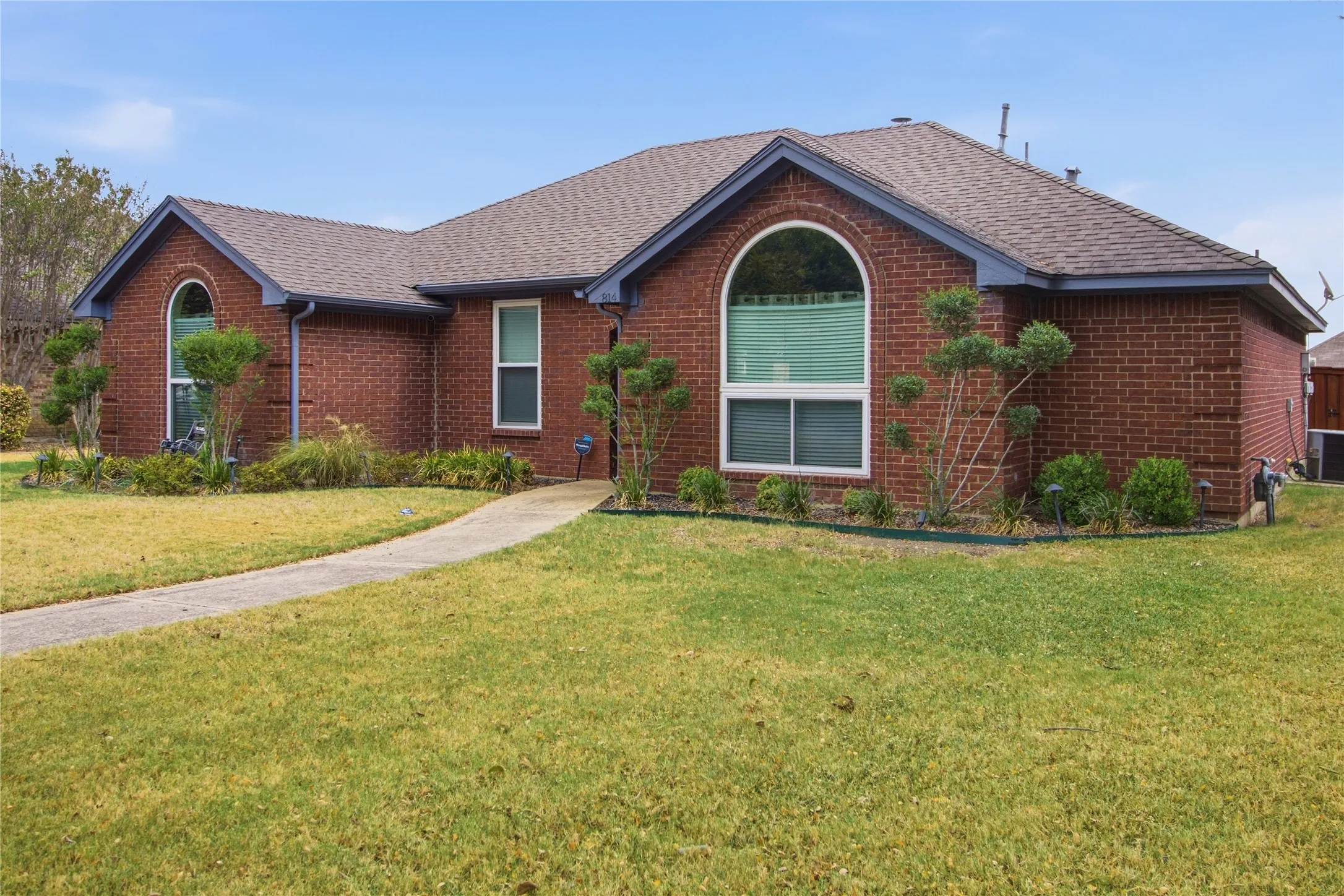 Single Family Residence For Sale in Dallas County , 814 Rawlins Drive, Lancaster, Texas 75146, 3 Bedroom, 2 Bathroom, 2 Garage spaces, 1,344 Sqft, built in 1991, mls#21400238, Real Estate Agent in Lancaster, Homes For Sale in Dallas county, Homes For Sale in Lancaster, Realtor in Lancaster Texas, Real Estate Brokerage Independent Realty Texas, Luminita Cordes Realtor