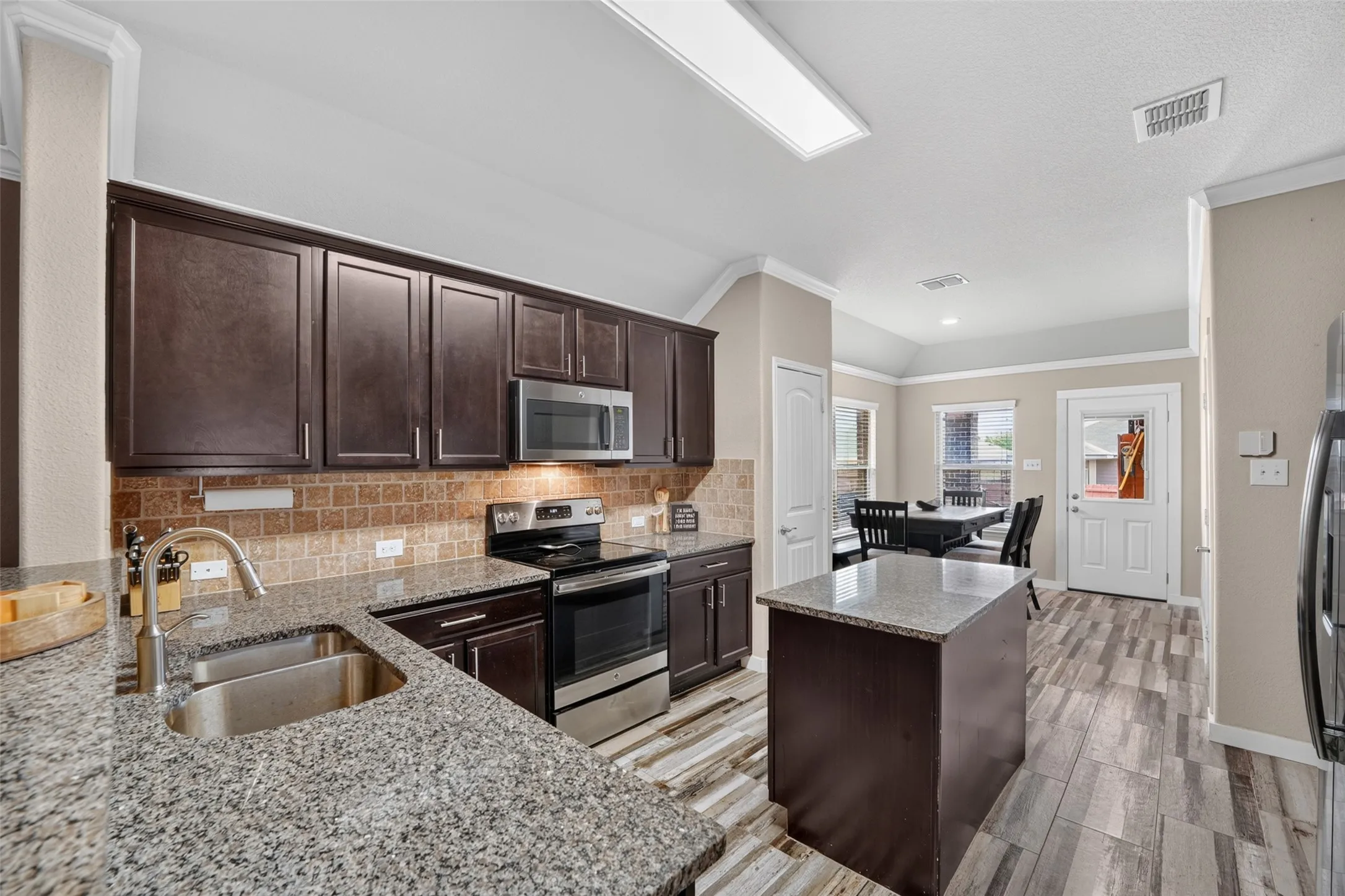 Single Family Residence For Sale in Kaufman County , 4108 Rain Lilly, Forney, Texas 75126, 4 Bedroom, 2 Bathroom, 2 Garage spaces, 1,577 Sqft, built in 2017, mls#21400458, Real Estate Agent in Forney, Homes For Sale in Kaufman county, Homes For Sale in Forney, Realtor in Forney Texas, Real Estate Brokerage Independent Realty Texas, Luminita Cordes Realtor