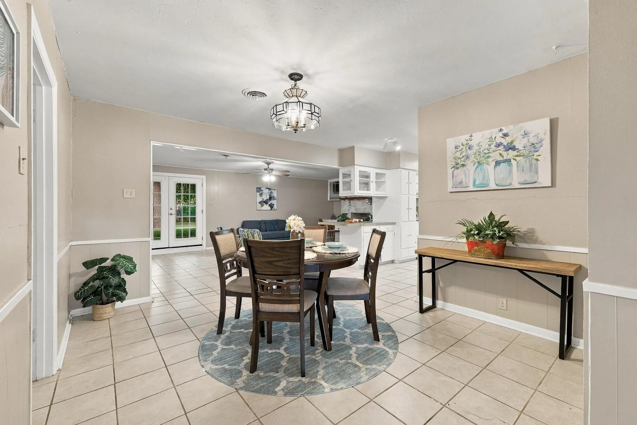 Open dinning area perfect for family dinners