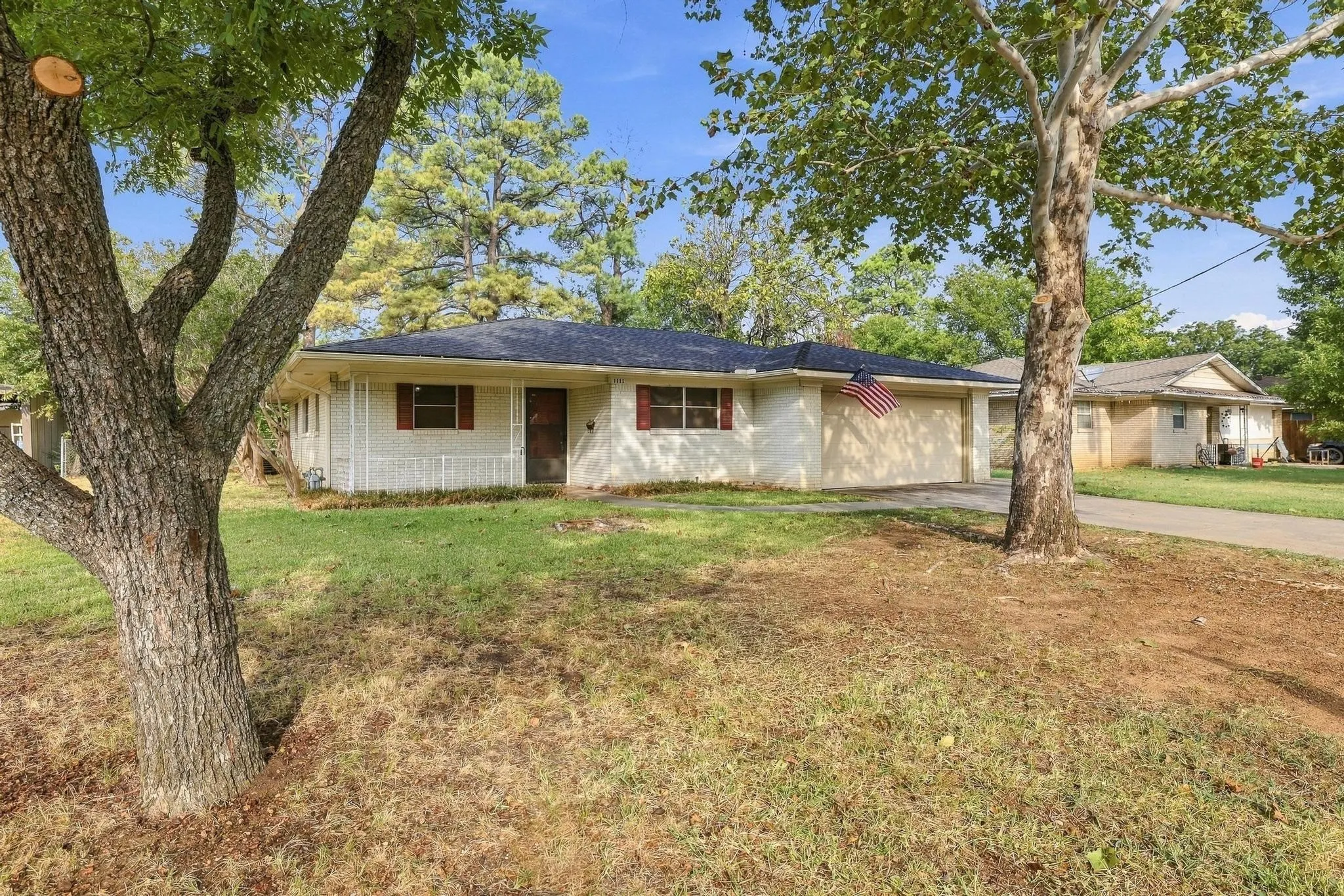 Single Family Residence For Sale in Cooke County , 1111 Elmwood Street, Gainesville, Texas 76240, 3 Bedroom, 2 Bathroom, 2 Garage spaces, 1,659 Sqft, built in 1960, mls#21399187, Real Estate Agent in Gainesville, Homes For Sale in Cooke county, Homes For Sale in Gainesville, Realtor in Gainesville Texas, Real Estate Brokerage Independent Realty Texas, Luminita Cordes Realtor