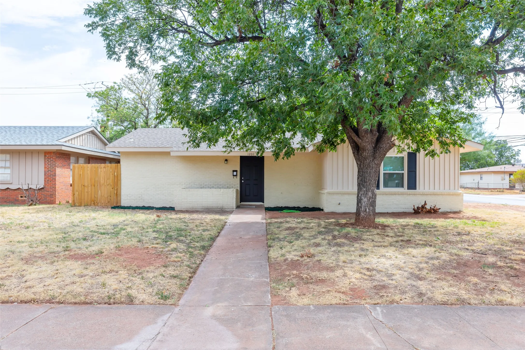 Single Family Residence For Sale in Taylor County , 1201 Westview Drive, Abilene, Texas 79603, 4 Bedroom, 2 Bathroom, Garage spaces, 1,550 Sqft, built in 1956, mls#21399282, Real Estate Agent in Abilene, Homes For Sale in Taylor county, Homes For Sale in Abilene, Realtor in Abilene Texas, Real Estate Brokerage Independent Realty Texas, Luminita Cordes Realtor
