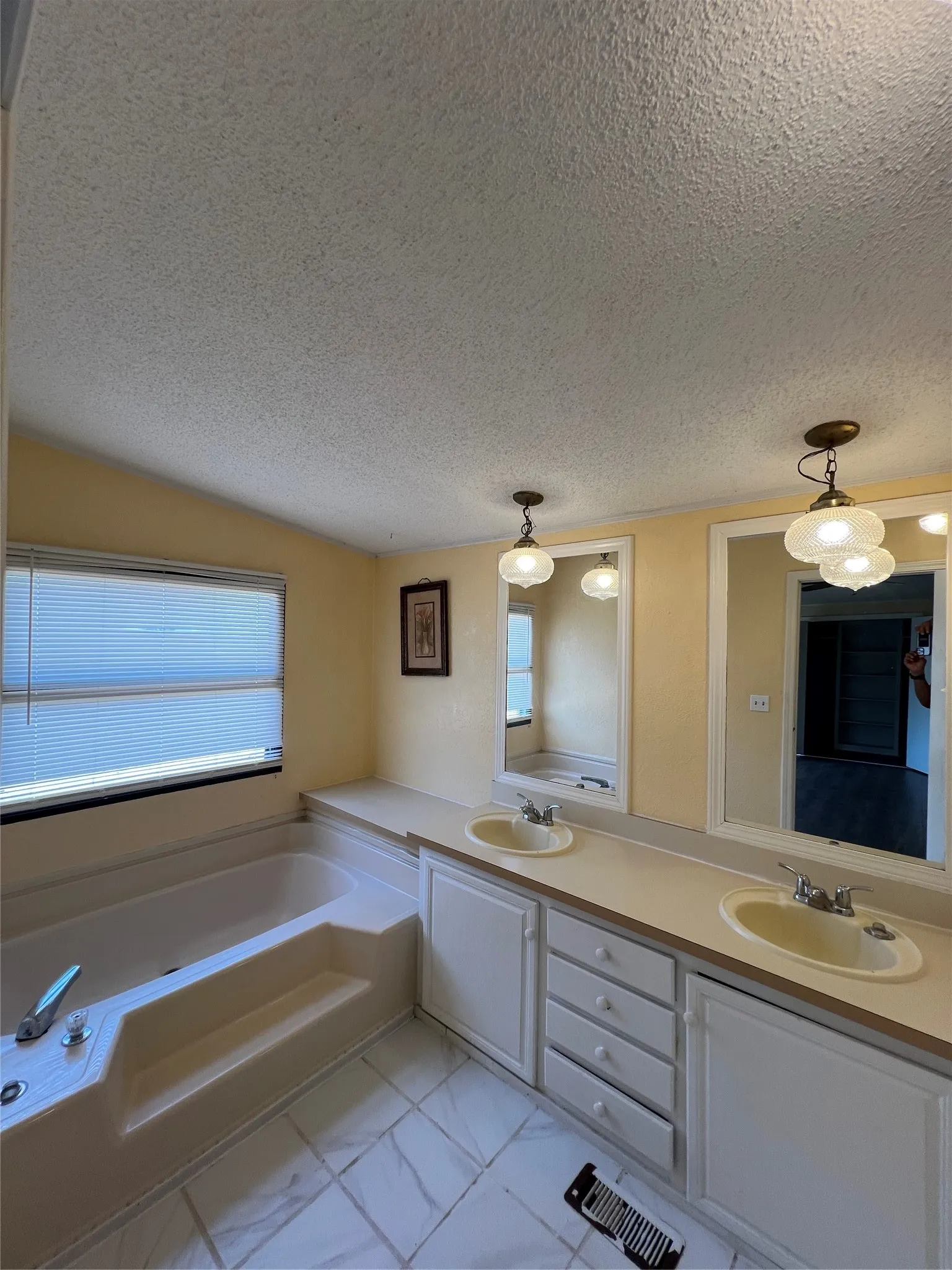 Mobile Home For Rent in Denton County , 14759 Nightingale Lane, Haslet, Texas 76052, 4 Bedroom, 3 Bathroom, 2 Garage spaces, 2,128 Sqft, built in 1995, mls#21399156, Real Estate Agent in Haslet, Homes For Rent in Denton county, Homes For Rent in Haslet, Realtor in Haslet Texas, Real Estate Brokerage Independent Realty Texas, Luminita Cordes Realtor