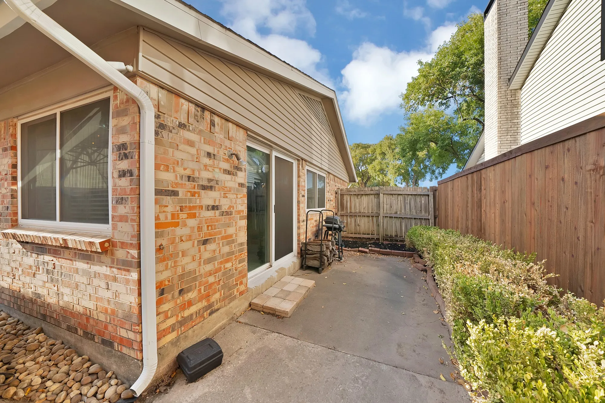 Single Family Residence For Sale in Dallas County , 5 Merrie Circle, Richardson, Texas 75081, 3 Bedroom, 2 Bathroom, 2 Garage spaces, 1,659 Sqft, built in 1972, mls#21400435, Real Estate Agent in Richardson, Homes For Sale in Dallas county, Homes For Sale in Richardson, Realtor in Richardson Texas, Real Estate Brokerage Independent Realty Texas, Luminita Cordes Realtor