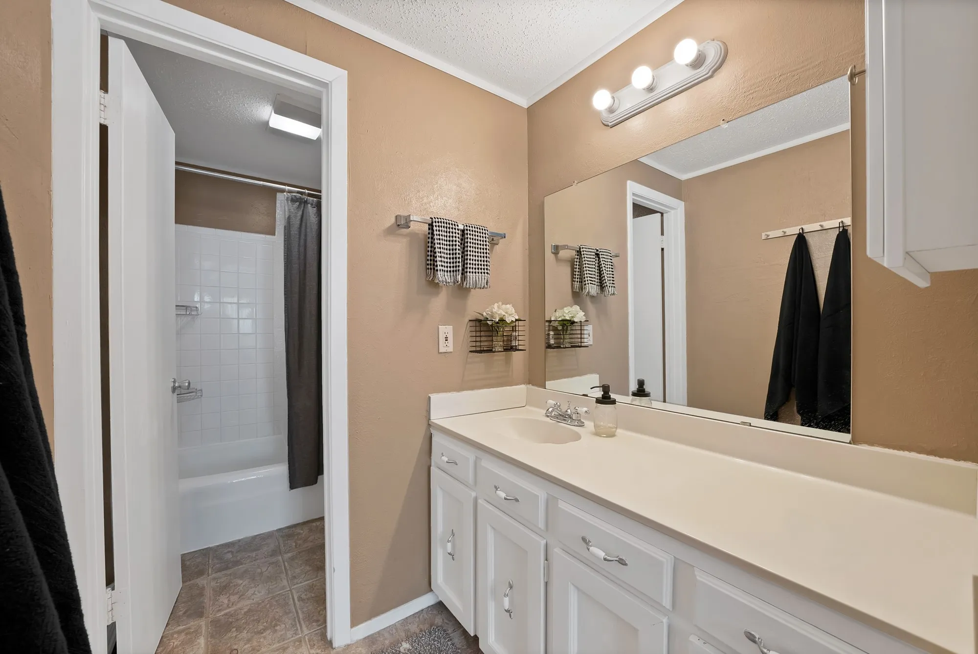 Single Family Residence For Sale in Dallas County , 5 Merrie Circle, Richardson, Texas 75081, 3 Bedroom, 2 Bathroom, 2 Garage spaces, 1,659 Sqft, built in 1972, mls#21400435, Real Estate Agent in Richardson, Homes For Sale in Dallas county, Homes For Sale in Richardson, Realtor in Richardson Texas, Real Estate Brokerage Independent Realty Texas, Luminita Cordes Realtor
