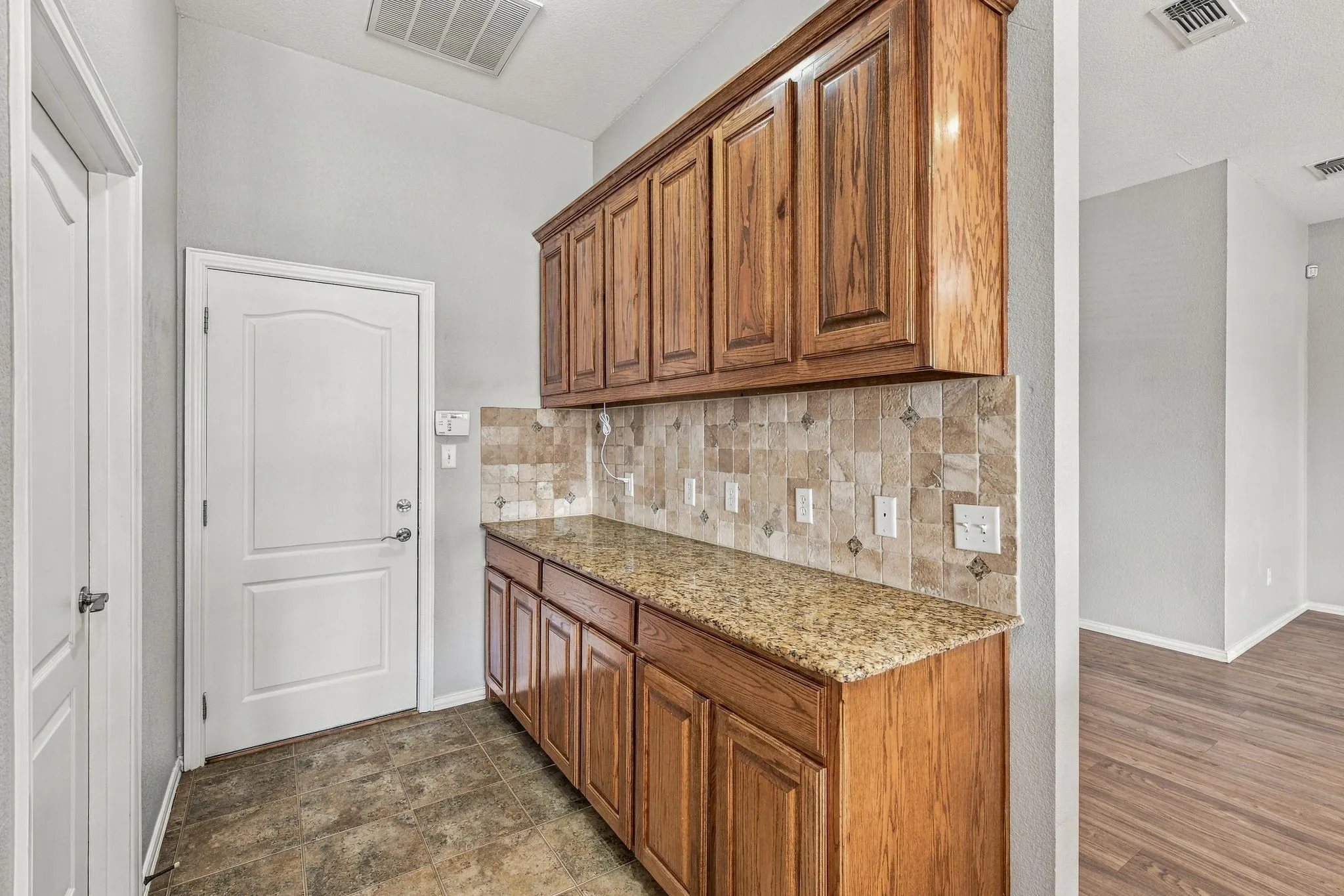 Single Family Residence For Sale in Hood County , 914 Winding Road, Granbury, Texas 76049, 4 Bedroom, 2 Bathroom, 2 Garage spaces, 1,986 Sqft, built in 2007, mls#21399801, Real Estate Agent in Granbury, Homes For Sale in Hood county, Homes For Sale in Granbury, Realtor in Granbury Texas, Real Estate Brokerage Independent Realty Texas, Luminita Cordes Realtor