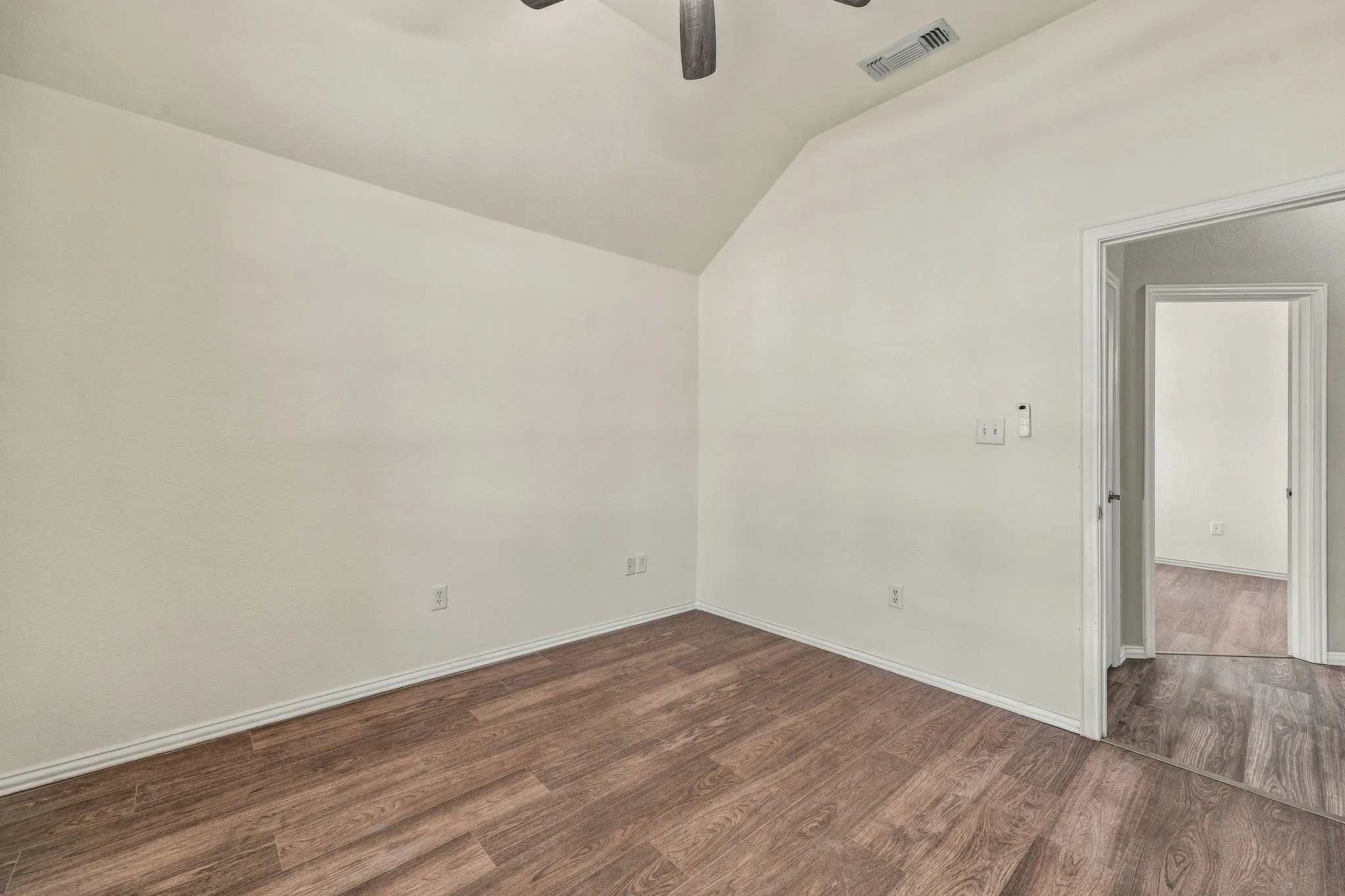 Single Family Residence For Sale in Hood County , 914 Winding Road, Granbury, Texas 76049, 4 Bedroom, 2 Bathroom, 2 Garage spaces, 1,986 Sqft, built in 2007, mls#21399801, Real Estate Agent in Granbury, Homes For Sale in Hood county, Homes For Sale in Granbury, Realtor in Granbury Texas, Real Estate Brokerage Independent Realty Texas, Luminita Cordes Realtor