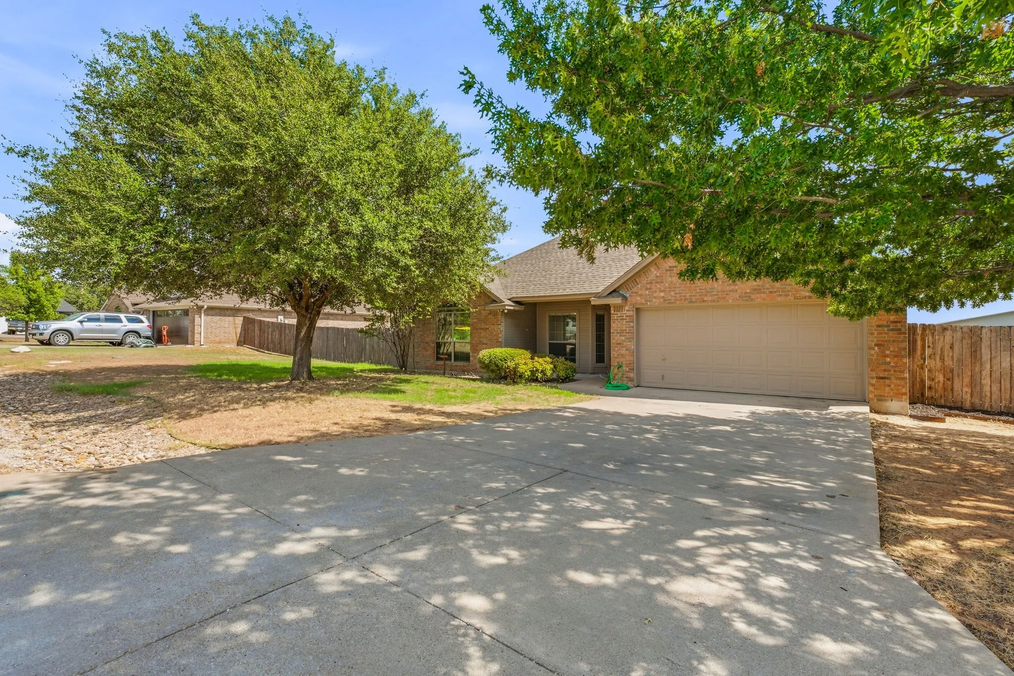 Single Family Residence For Sale in Hood County , 914 Winding Road, Granbury, Texas 76049, 4 Bedroom, 2 Bathroom, 2 Garage spaces, 1,986 Sqft, built in 2007, mls#21399801, Real Estate Agent in Granbury, Homes For Sale in Hood county, Homes For Sale in Granbury, Realtor in Granbury Texas, Real Estate Brokerage Independent Realty Texas, Luminita Cordes Realtor