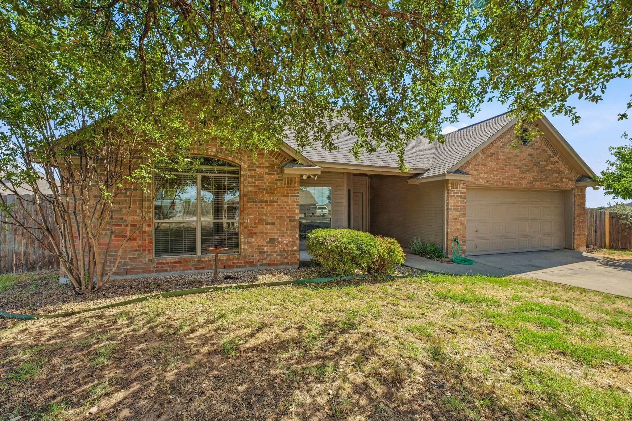 Single Family Residence For Sale in Hood County , 914 Winding Road, Granbury, Texas 76049, 4 Bedroom, 2 Bathroom, 2 Garage spaces, 1,986 Sqft, built in 2007, mls#21399801, Real Estate Agent in Granbury, Homes For Sale in Hood county, Homes For Sale in Granbury, Realtor in Granbury Texas, Real Estate Brokerage Independent Realty Texas, Luminita Cordes Realtor