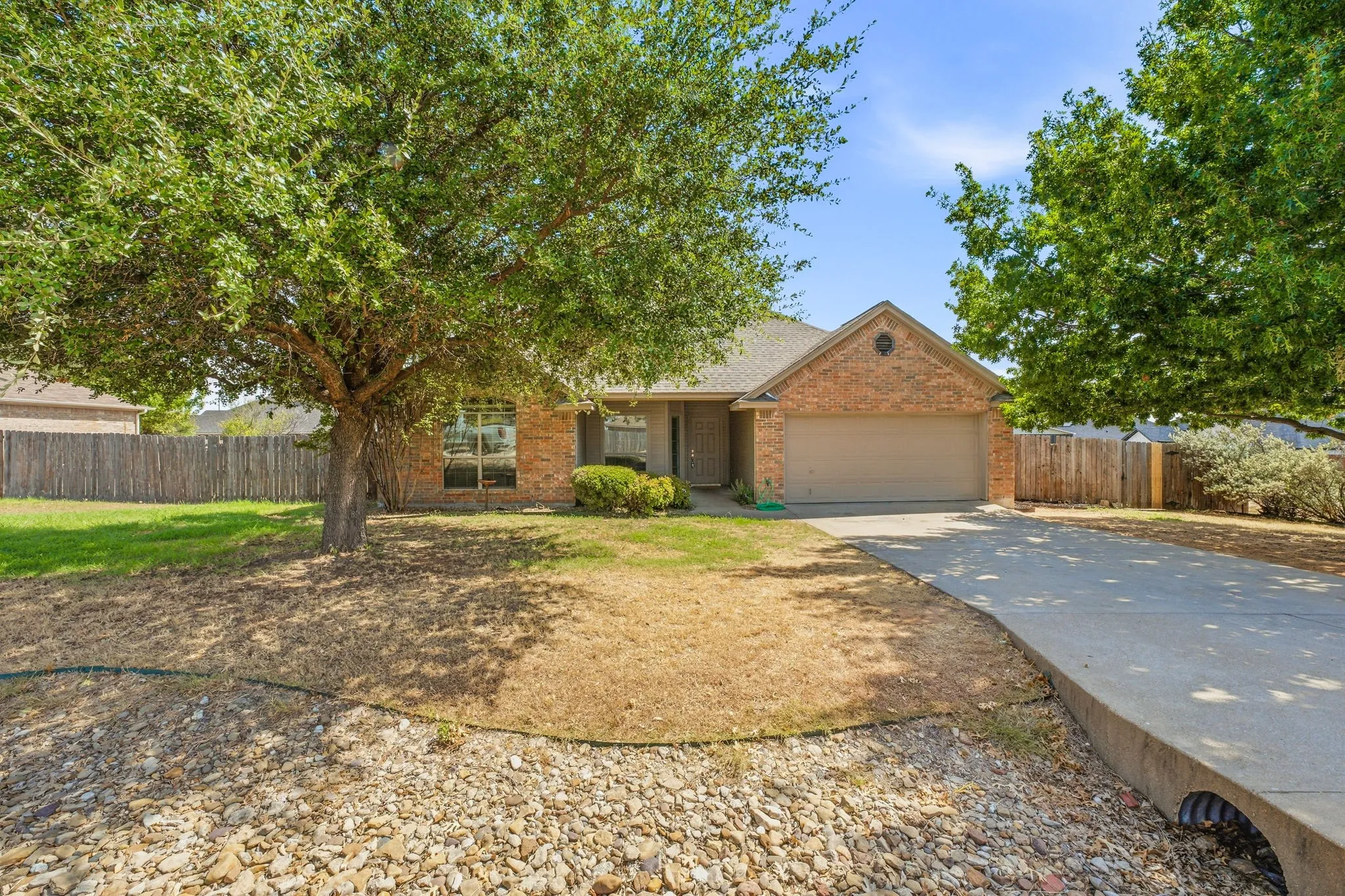 Single Family Residence For Sale in Hood County , 914 Winding Road, Granbury, Texas 76049, 4 Bedroom, 2 Bathroom, 2 Garage spaces, 1,986 Sqft, built in 2007, mls#21399801, Real Estate Agent in Granbury, Homes For Sale in Hood county, Homes For Sale in Granbury, Realtor in Granbury Texas, Real Estate Brokerage Independent Realty Texas, Luminita Cordes Realtor