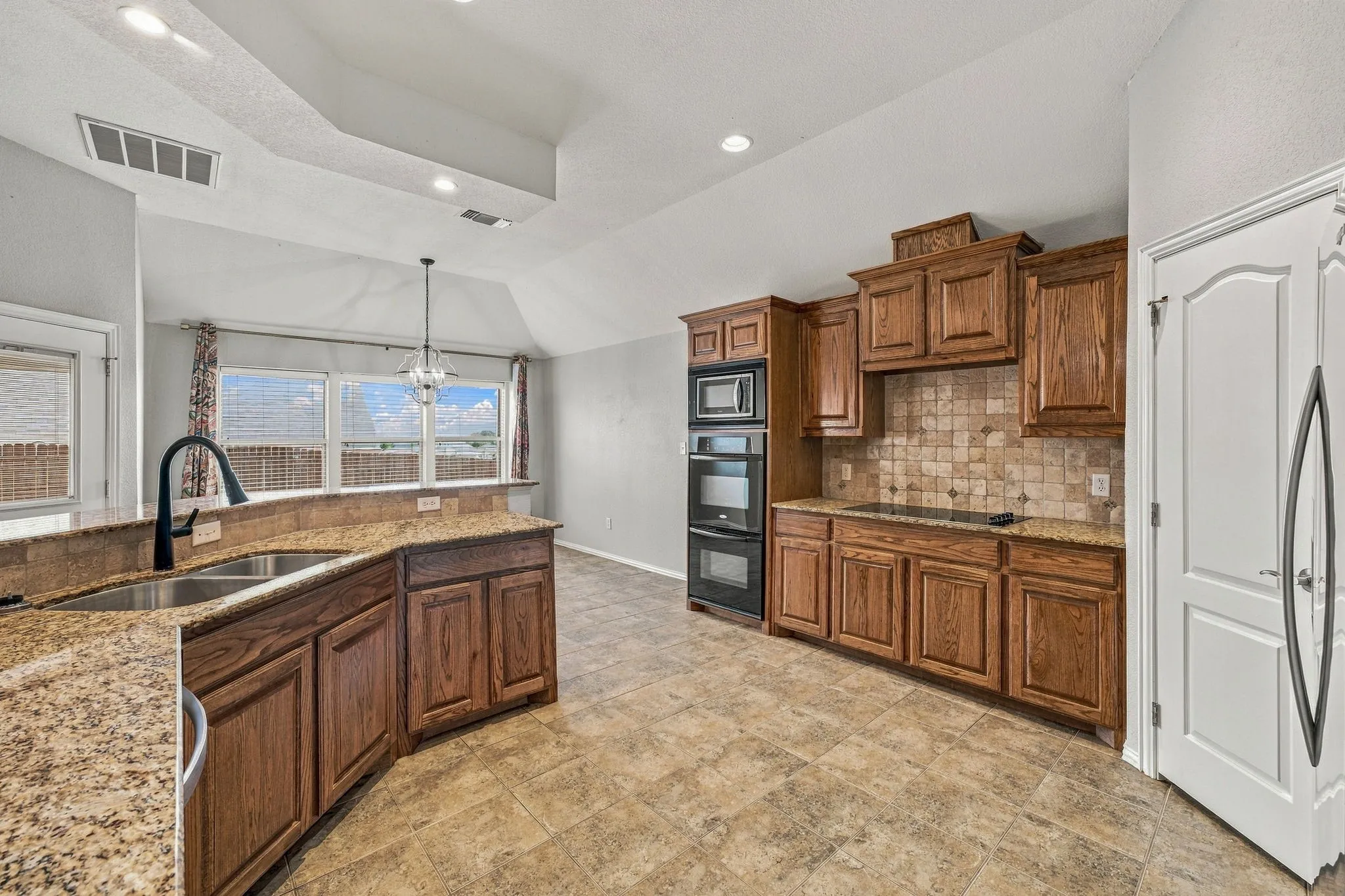 Single Family Residence For Sale in Hood County , 914 Winding Road, Granbury, Texas 76049, 4 Bedroom, 2 Bathroom, 2 Garage spaces, 1,986 Sqft, built in 2007, mls#21399801, Real Estate Agent in Granbury, Homes For Sale in Hood county, Homes For Sale in Granbury, Realtor in Granbury Texas, Real Estate Brokerage Independent Realty Texas, Luminita Cordes Realtor