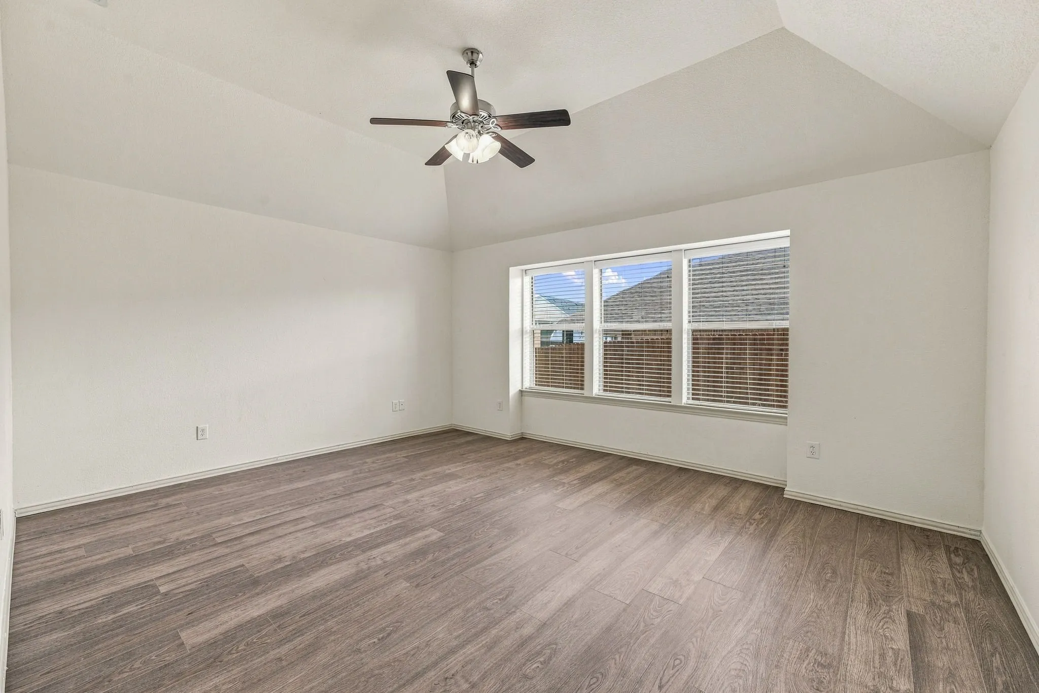 Single Family Residence For Sale in Hood County , 914 Winding Road, Granbury, Texas 76049, 4 Bedroom, 2 Bathroom, 2 Garage spaces, 1,986 Sqft, built in 2007, mls#21399801, Real Estate Agent in Granbury, Homes For Sale in Hood county, Homes For Sale in Granbury, Realtor in Granbury Texas, Real Estate Brokerage Independent Realty Texas, Luminita Cordes Realtor